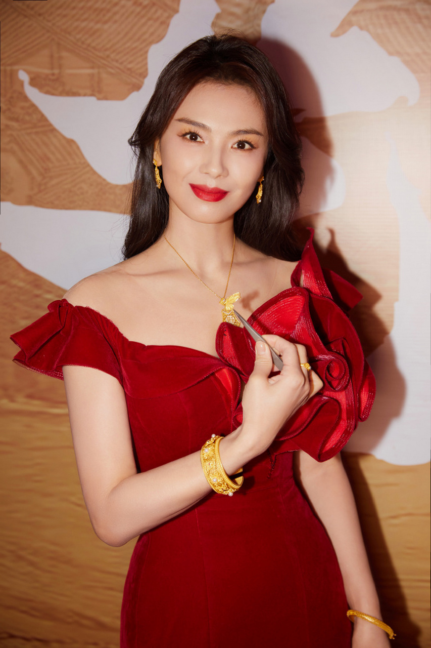 性感女星刘涛穿包臀鱼尾裙,红色吊带露香肩,曲线身材前凸后翘#刘涛