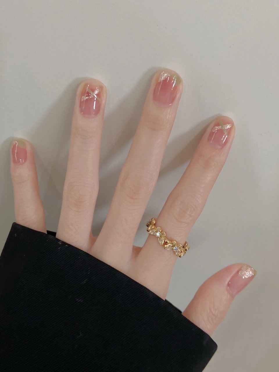 薄荷绿清新线条美甲