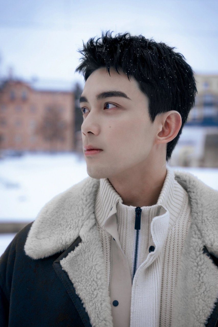 三岁时吴磊在户外嬉戏之际,意外被星探发掘,邀请他拍摄广告.