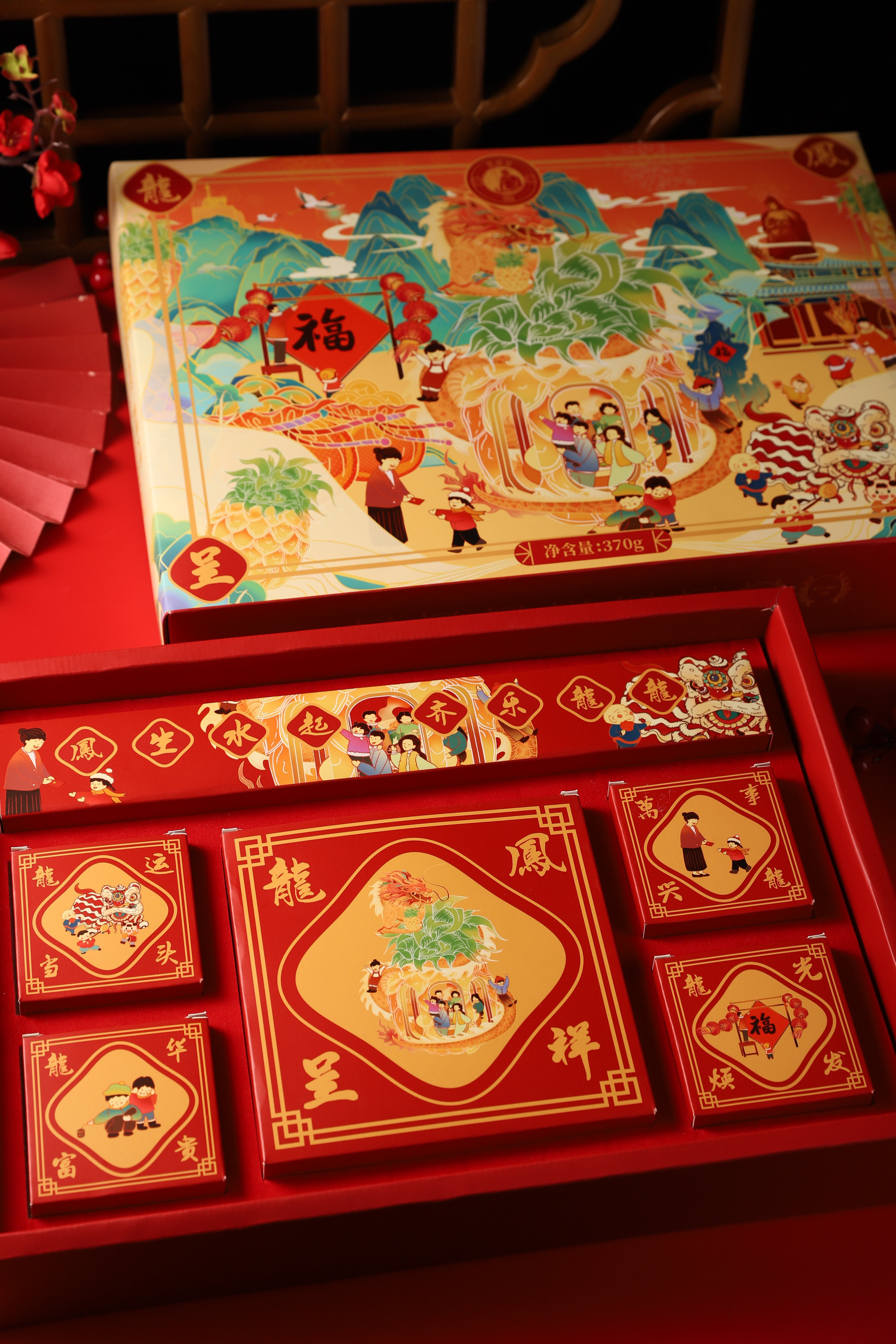 新春礼盒,采用中国传统十二生肖中的祥瑞"龙"作为主题形象,搭配品牌主