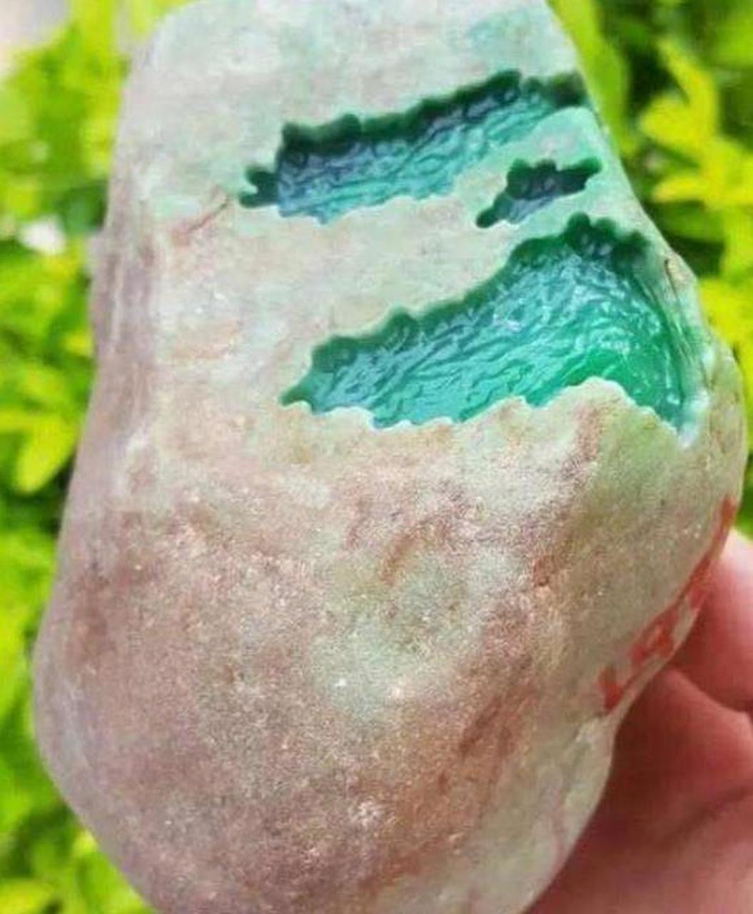 点击头像看直播# #翡翠原石#细豆种翡翠原石,晶体颗粒比较次,结构
