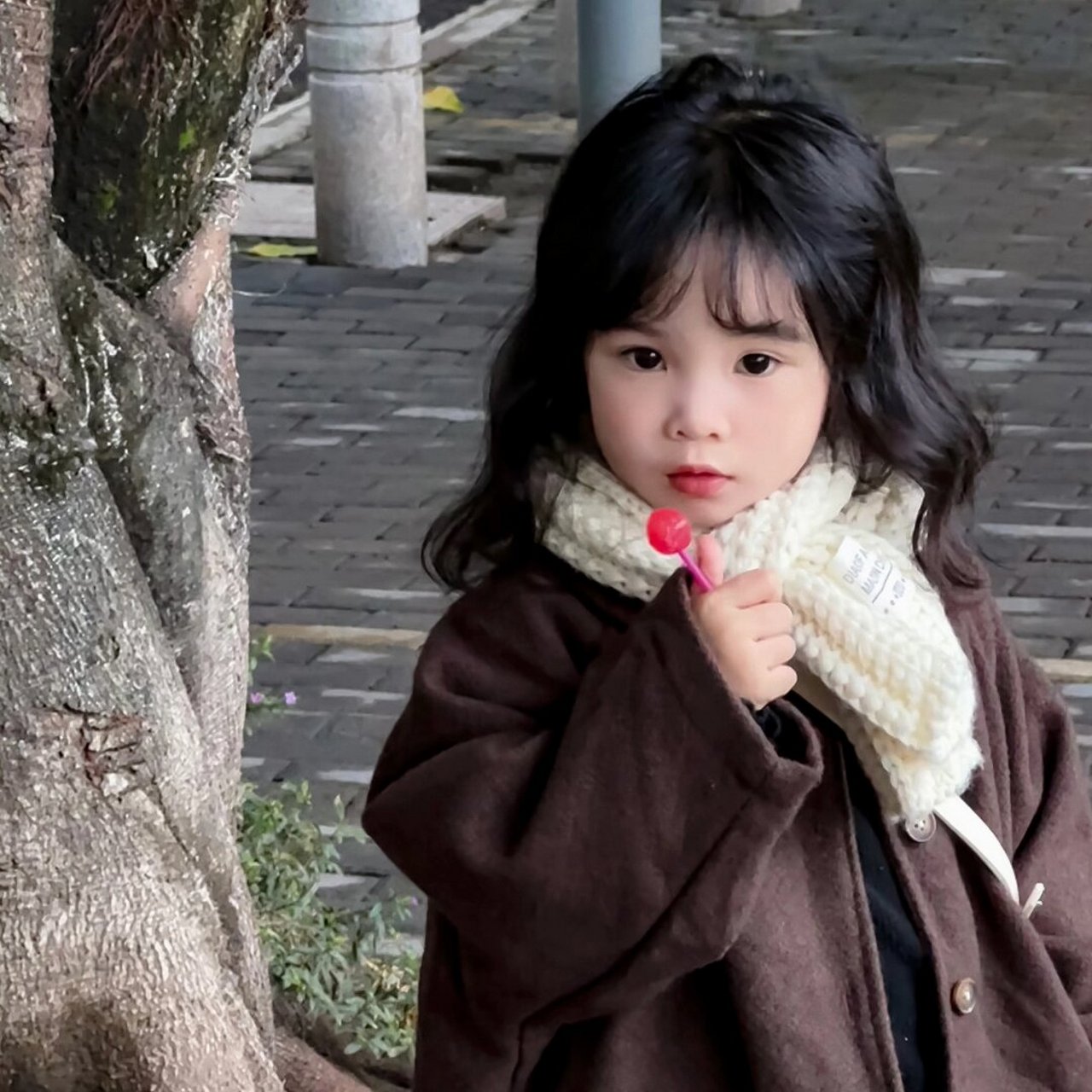 感头像  路边有一个可爱的小女孩,她穿着简单的衣服,扎着可爱的马尾辫