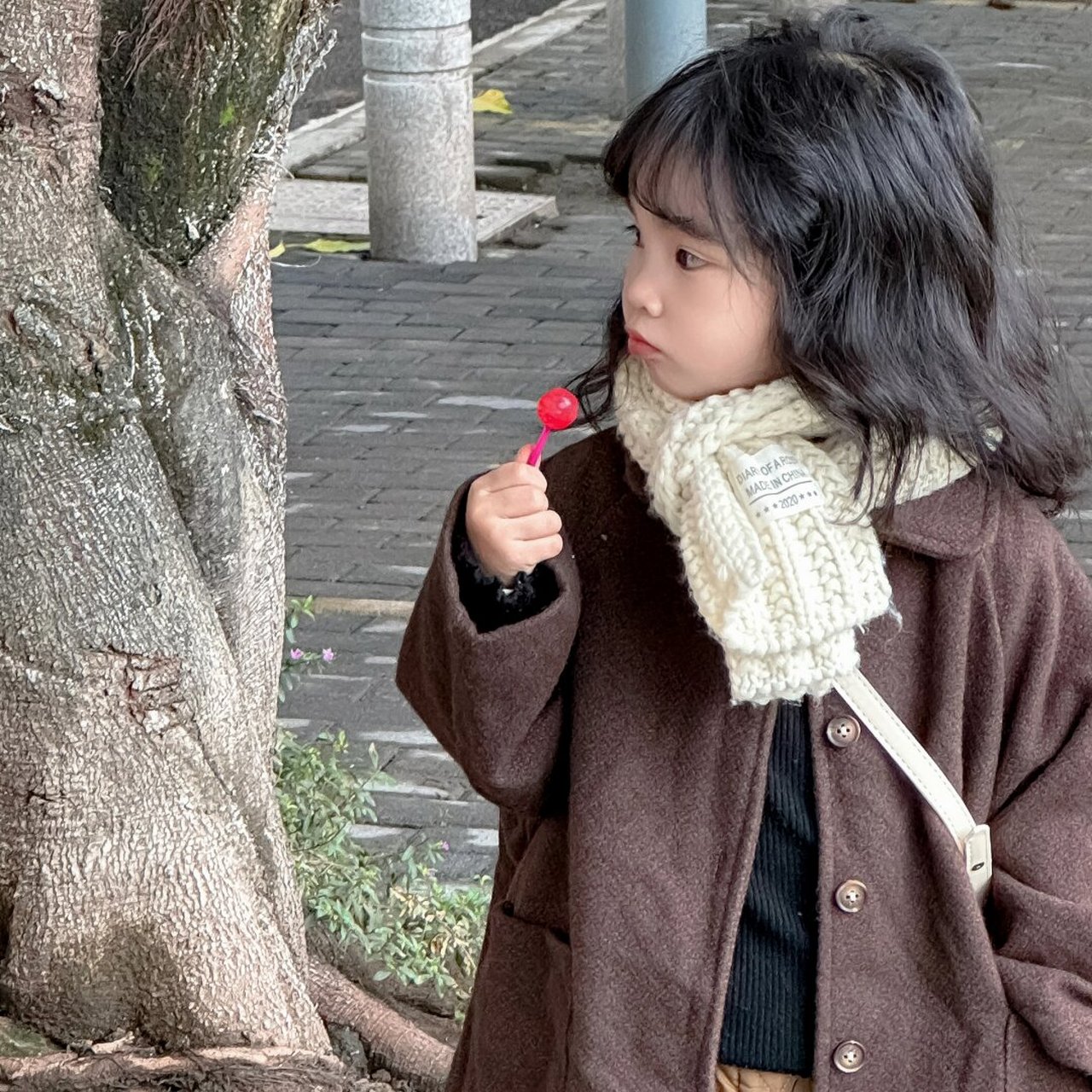 古早氛围感头像 路边有一个可爱的小女孩,她穿着简单的衣服,扎着可爱