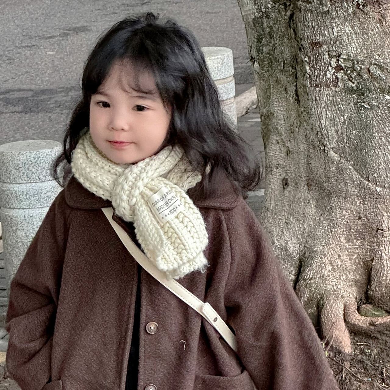 感头像  路边有一个可爱的小女孩,她穿着简单的衣服,扎着可爱的马尾辫