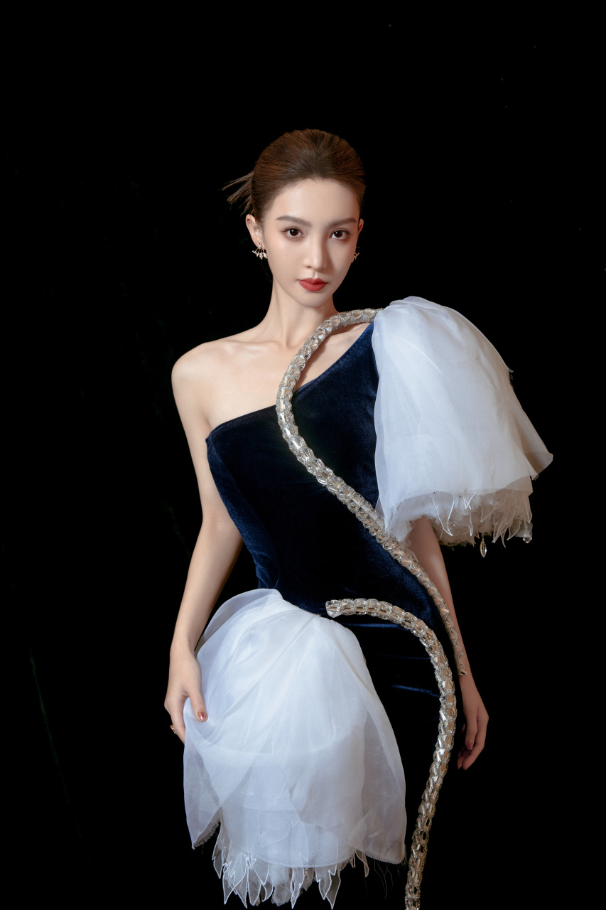 "大喜"金晨[鲜花][鲜花]#气质美女# #性感美女