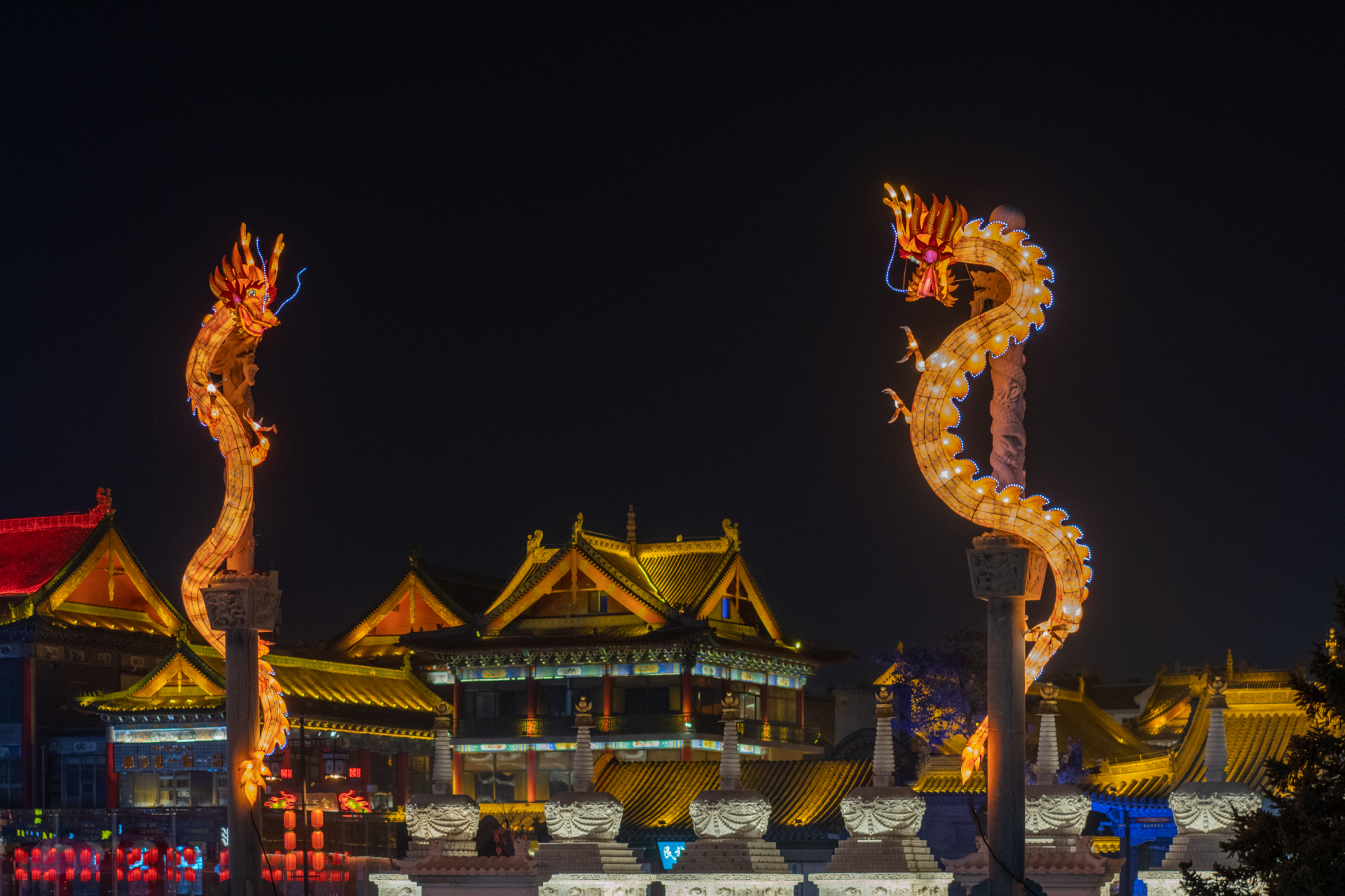 大昭寺门前这一片都是璀璨的灯火,火红的灯笼,彩色的龙柱,还有古建筑