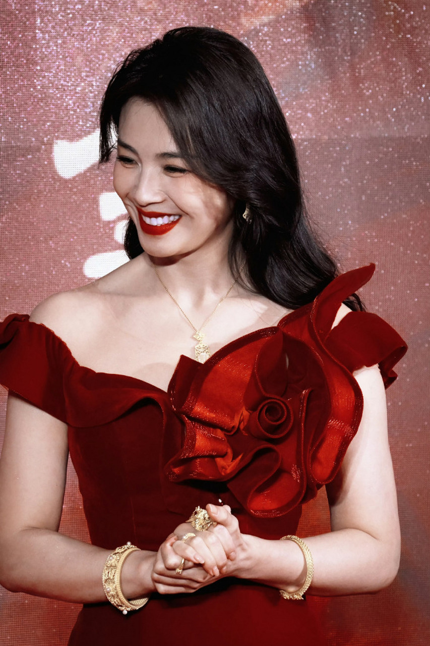 性感女星刘涛穿包臀鱼尾裙,红色吊带露香肩,曲线身材前凸后翘#刘涛