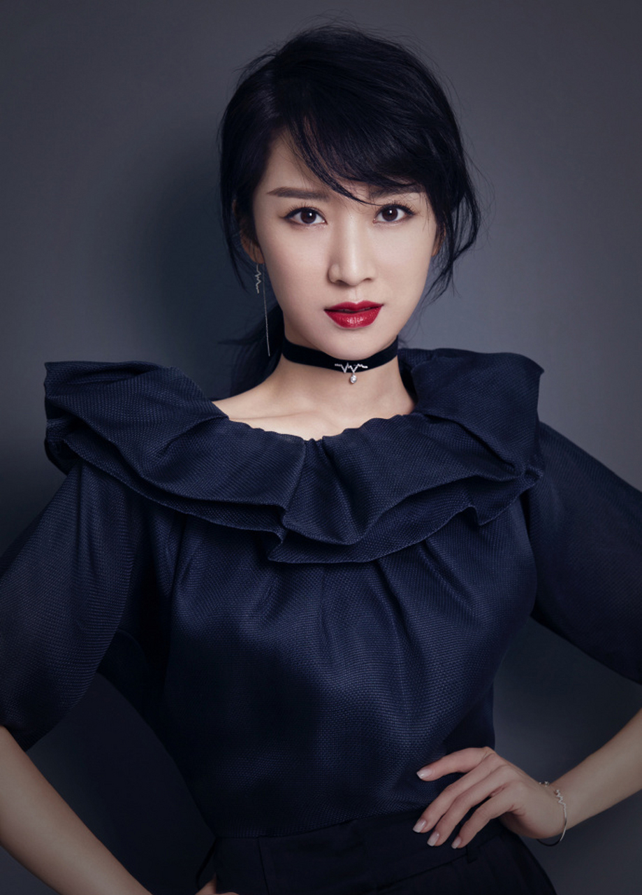 李念在社交平台晒了一组和闺蜜的美照,配文"好久不见"