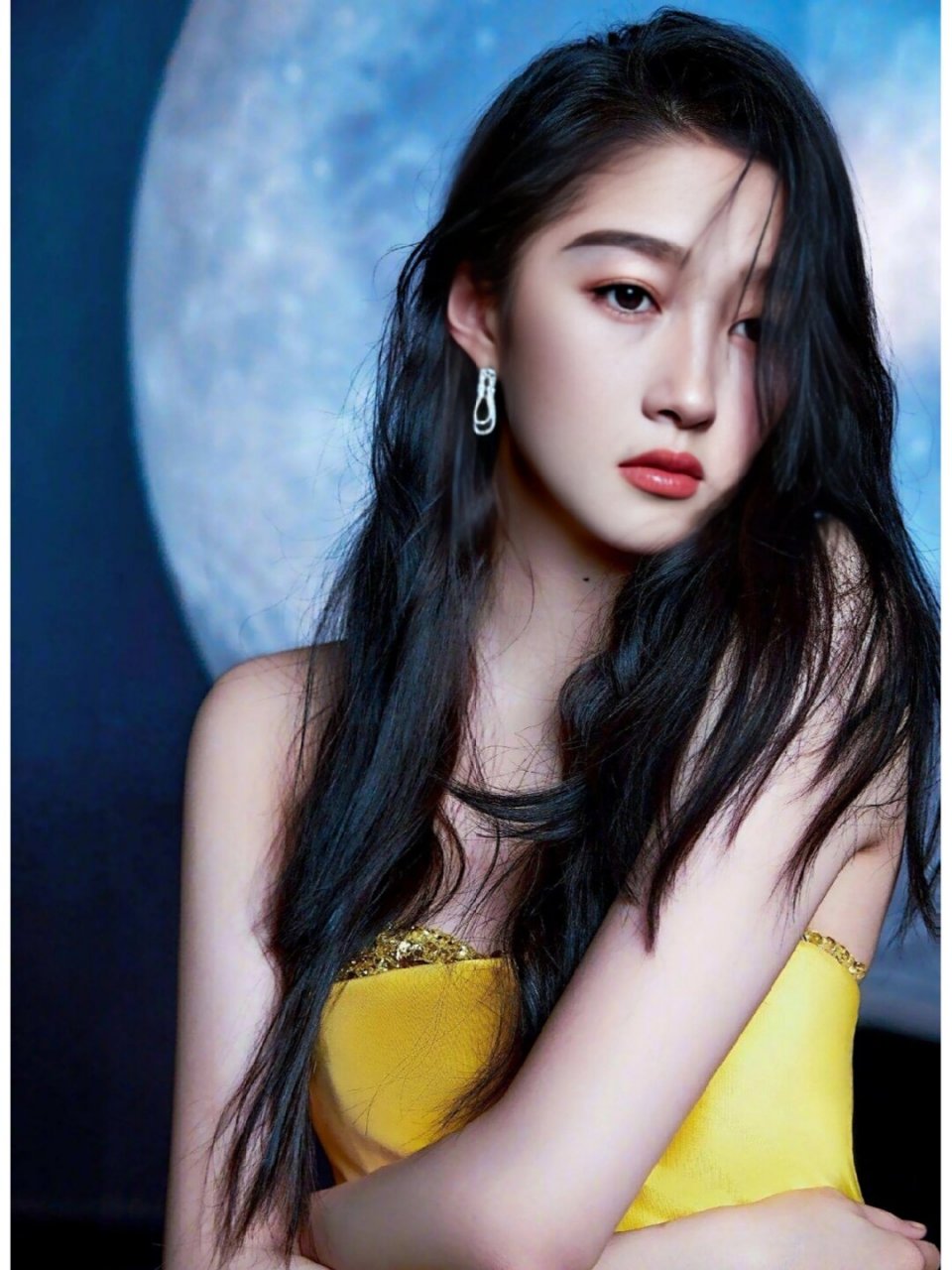 关晓彤高清美图  一抹红唇,一双明眸,关晓彤的美丽令人惊叹.