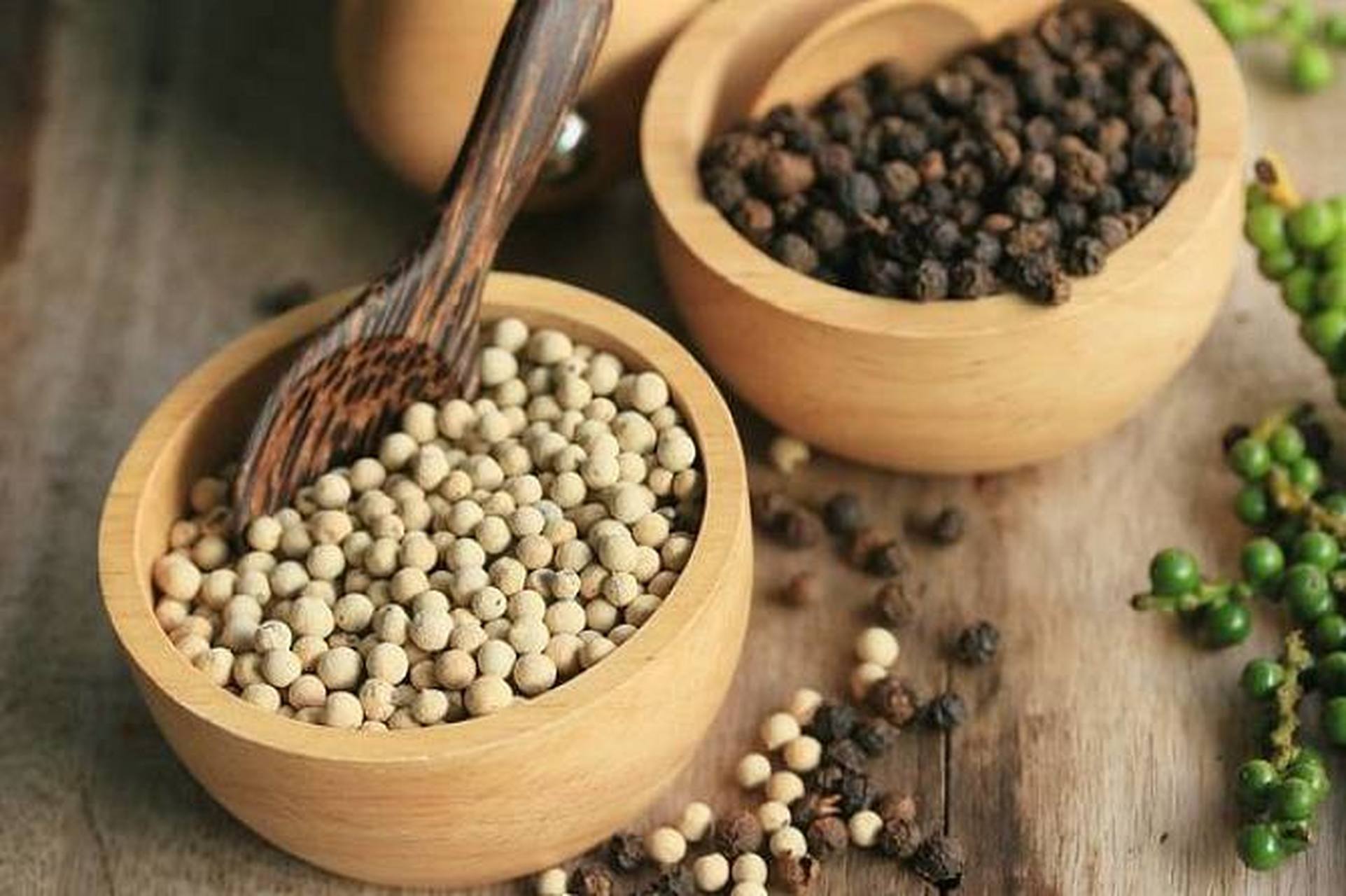 油腻食物:如炸鸡,薯条,油炸豆腐等,不易消化.