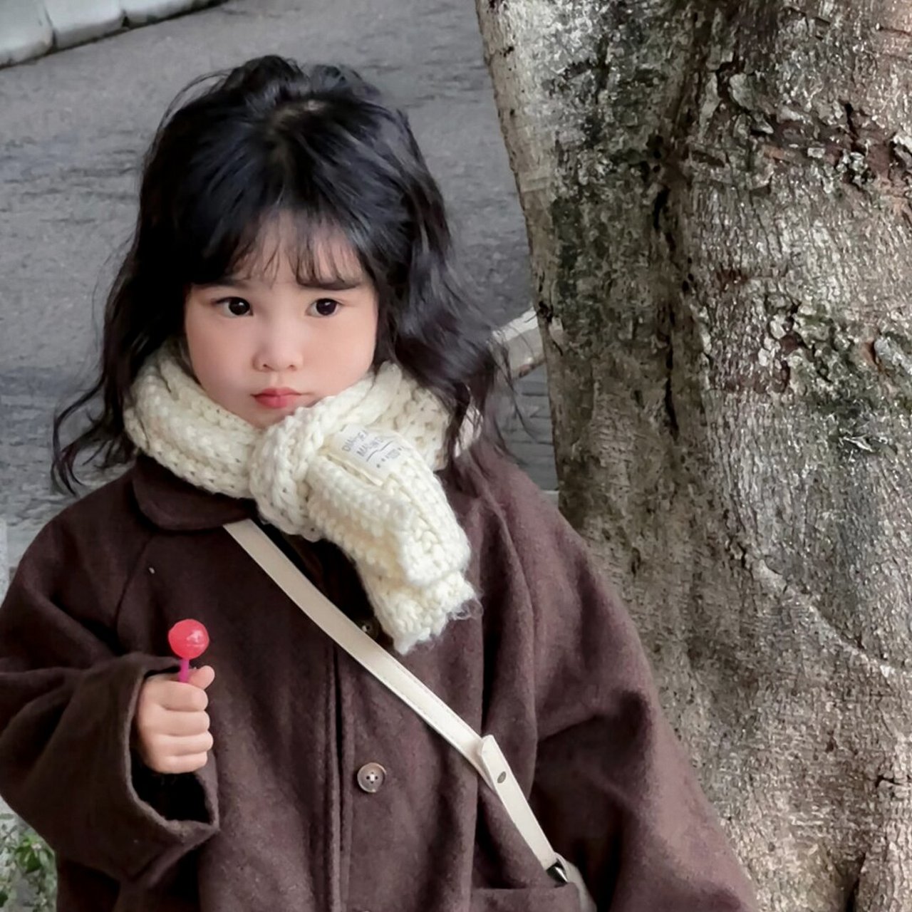 感头像  路边有一个可爱的小女孩,她穿着简单的衣服,扎着可爱的马尾辫