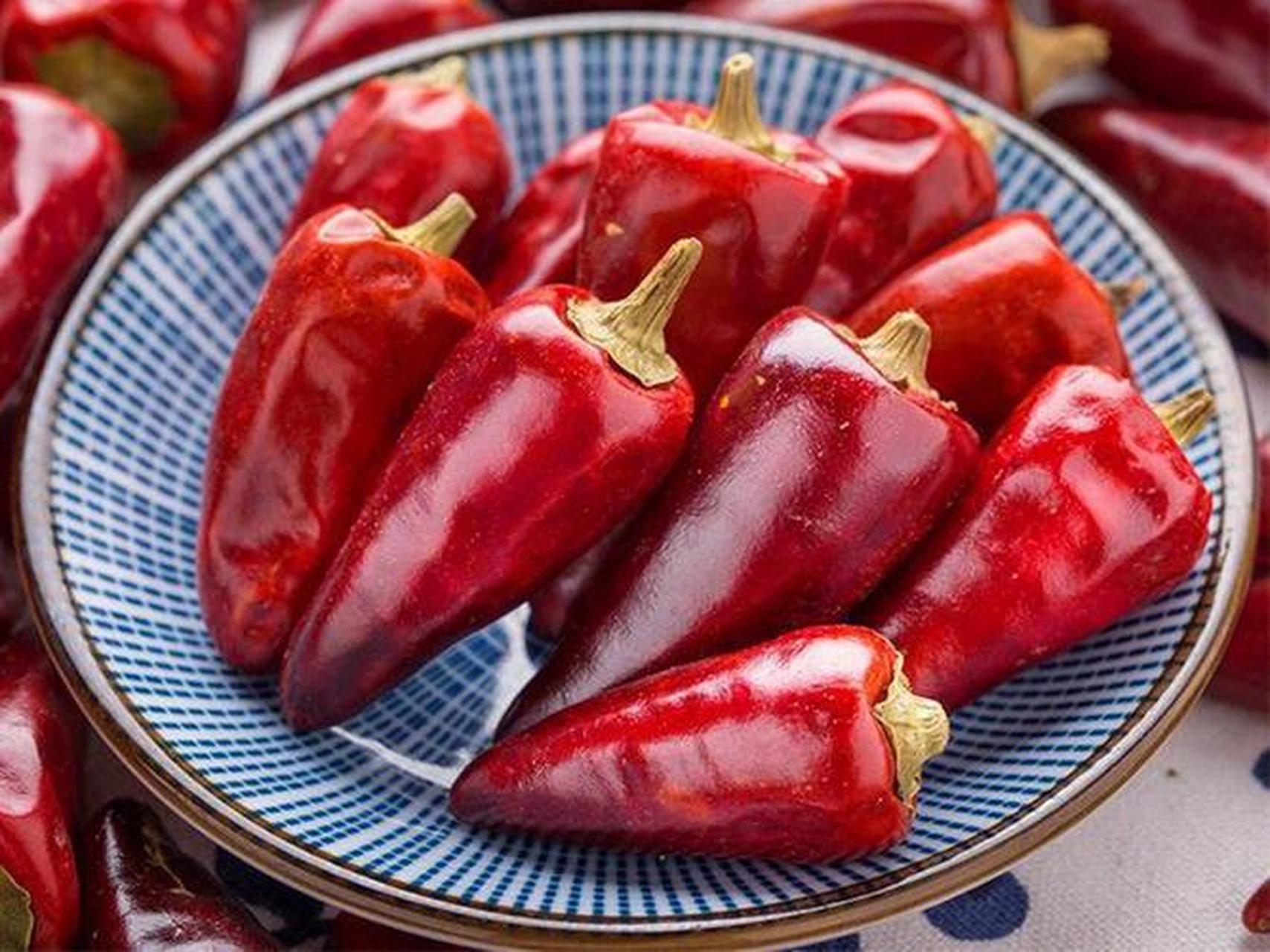 油腻食物:如炸鸡,薯条,油炸豆腐等,不易消化.