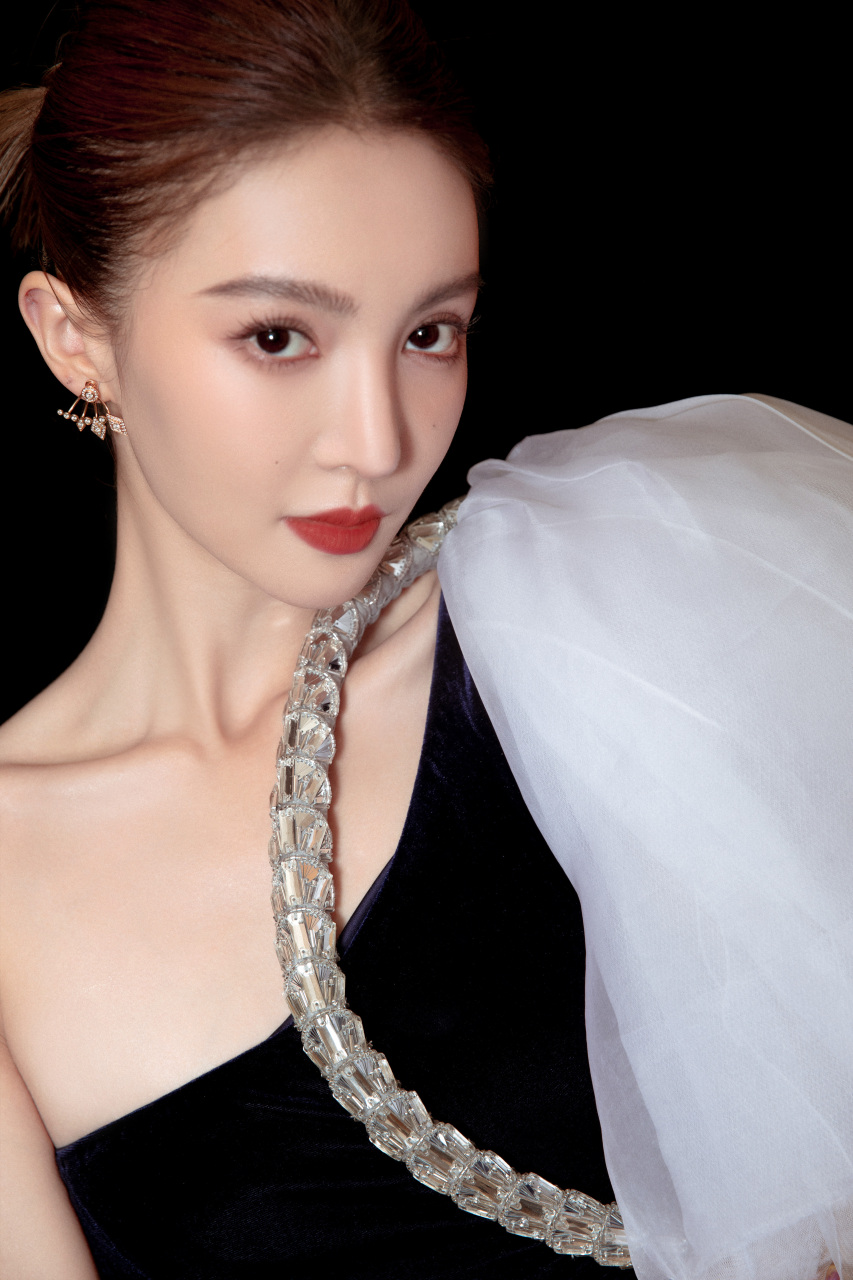 "大喜"金晨[鲜花][鲜花]#气质美女# #性感美女