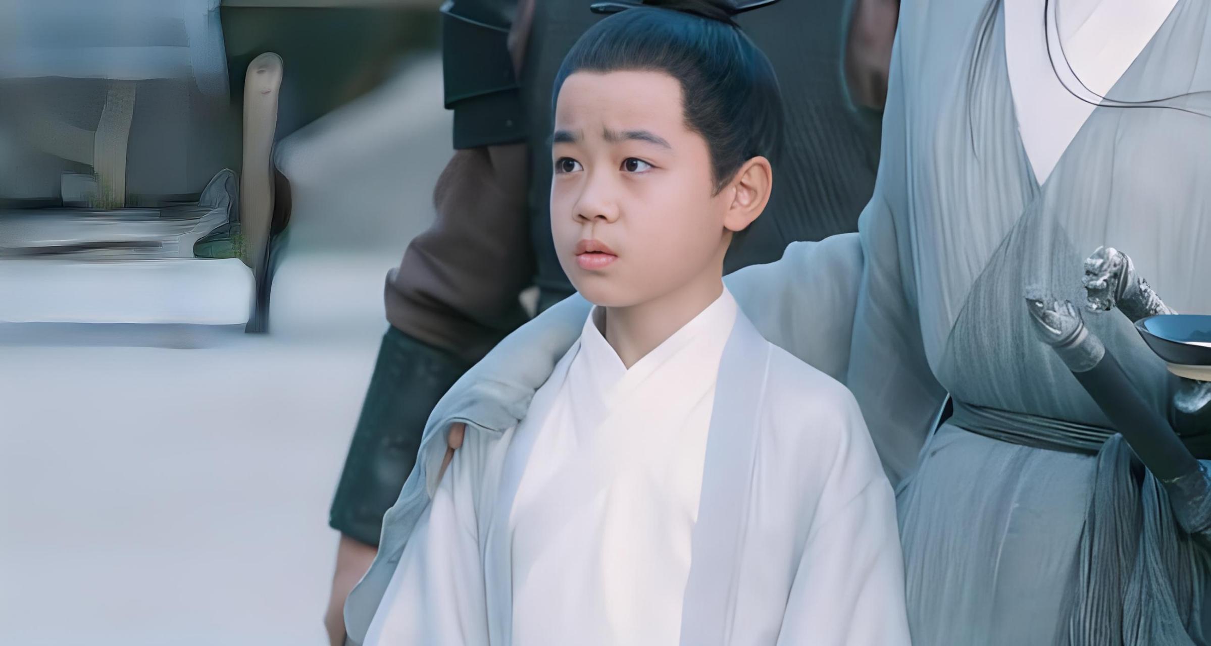 "小范闲"韩昊霖,今年14岁,正式步入青春期,身高激增到170cm,已经变声4