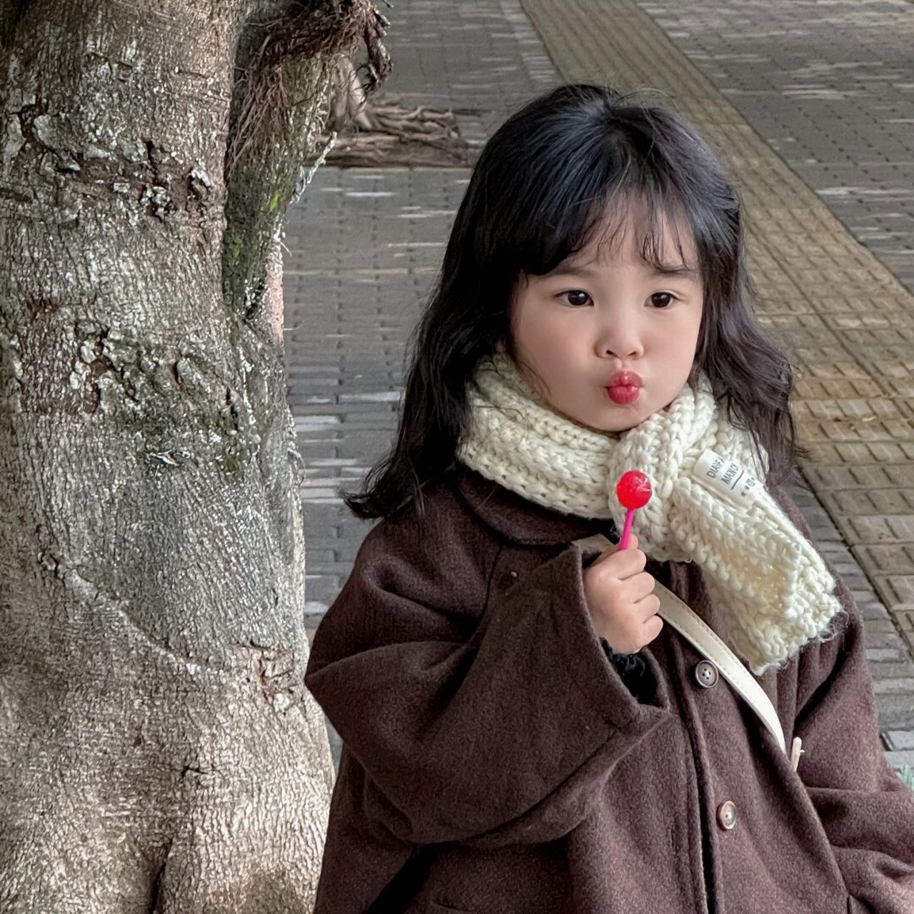 古早氛围感头像  路边有一个可爱的小女孩,她穿着简单的衣服,扎着可爱