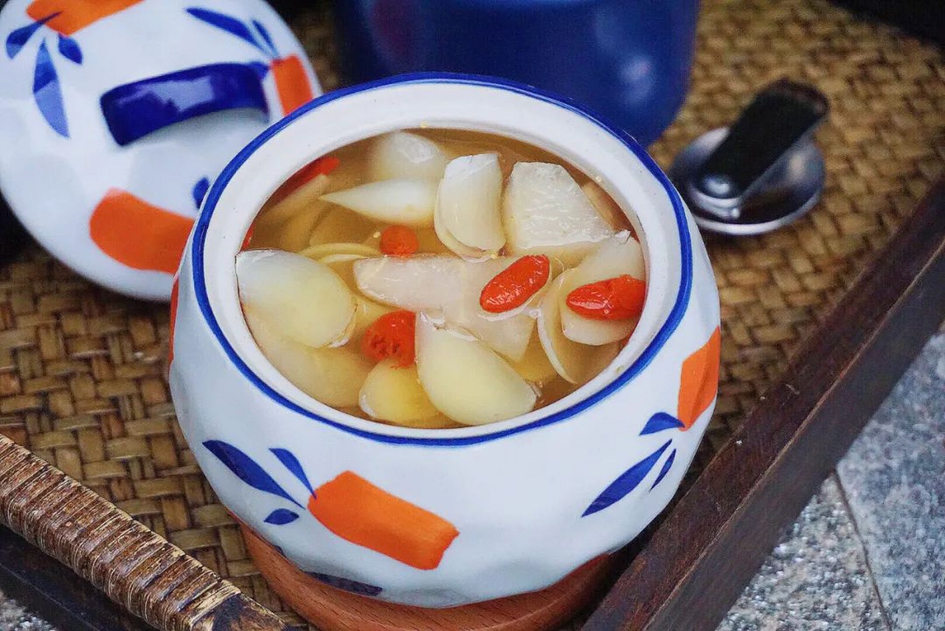 强烈推荐试试这碗雪梨百合枸杞甜汤  食材: 雪梨1个,百合适量 冰糖20g