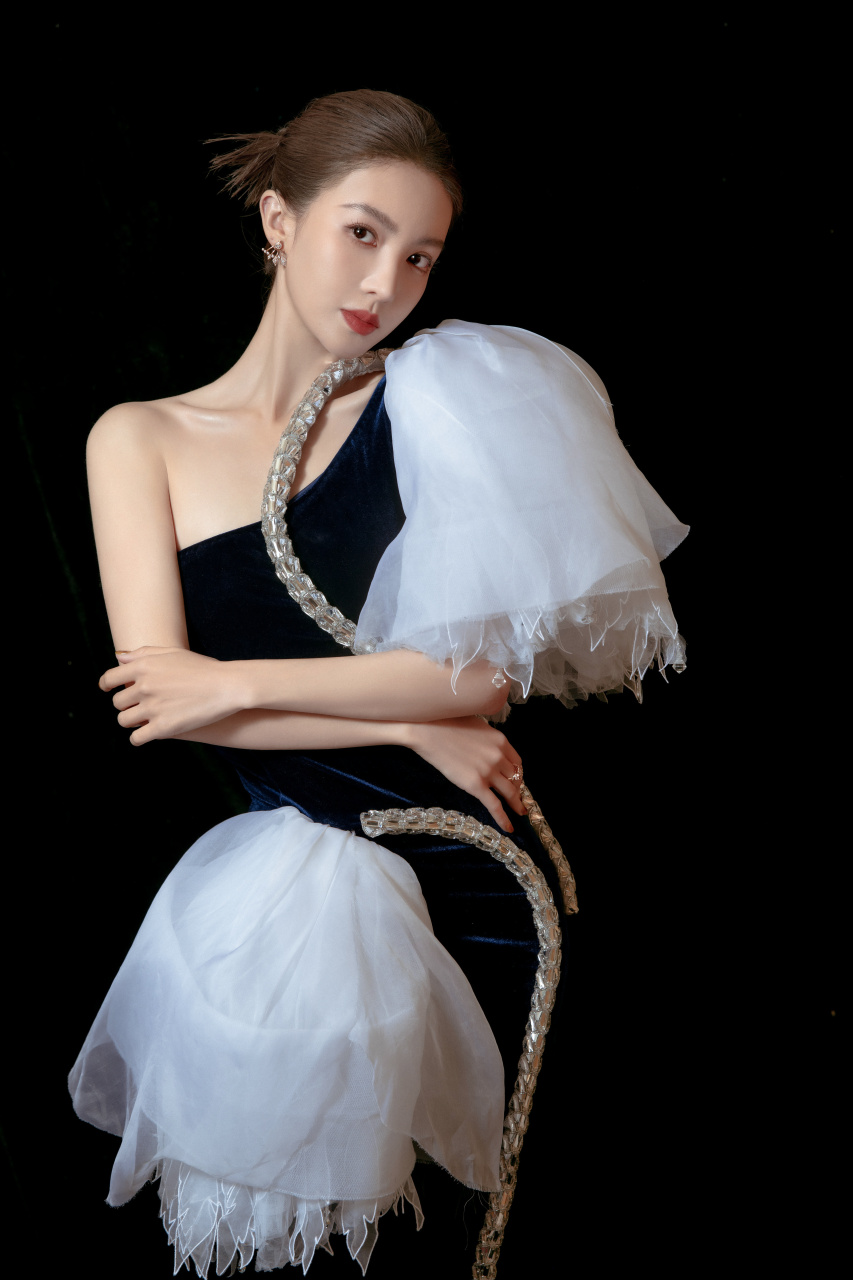 "大喜"金晨[鲜花][鲜花]#气质美女# #性感美女