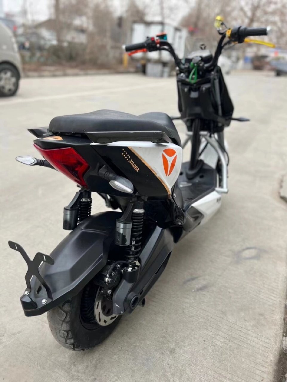 雅迪x5 白金车壳  雅迪x5白金车壳,这款电动车拥有时尚,高贵的外表,让