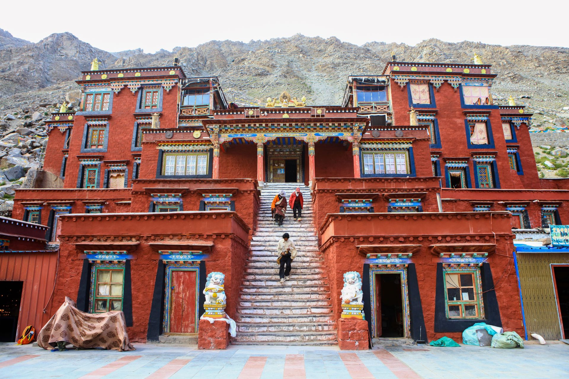 芝热寺全貌:芝热寺位于阿里地区革吉县雄巴乡结克村,神山岗仁波钦北面