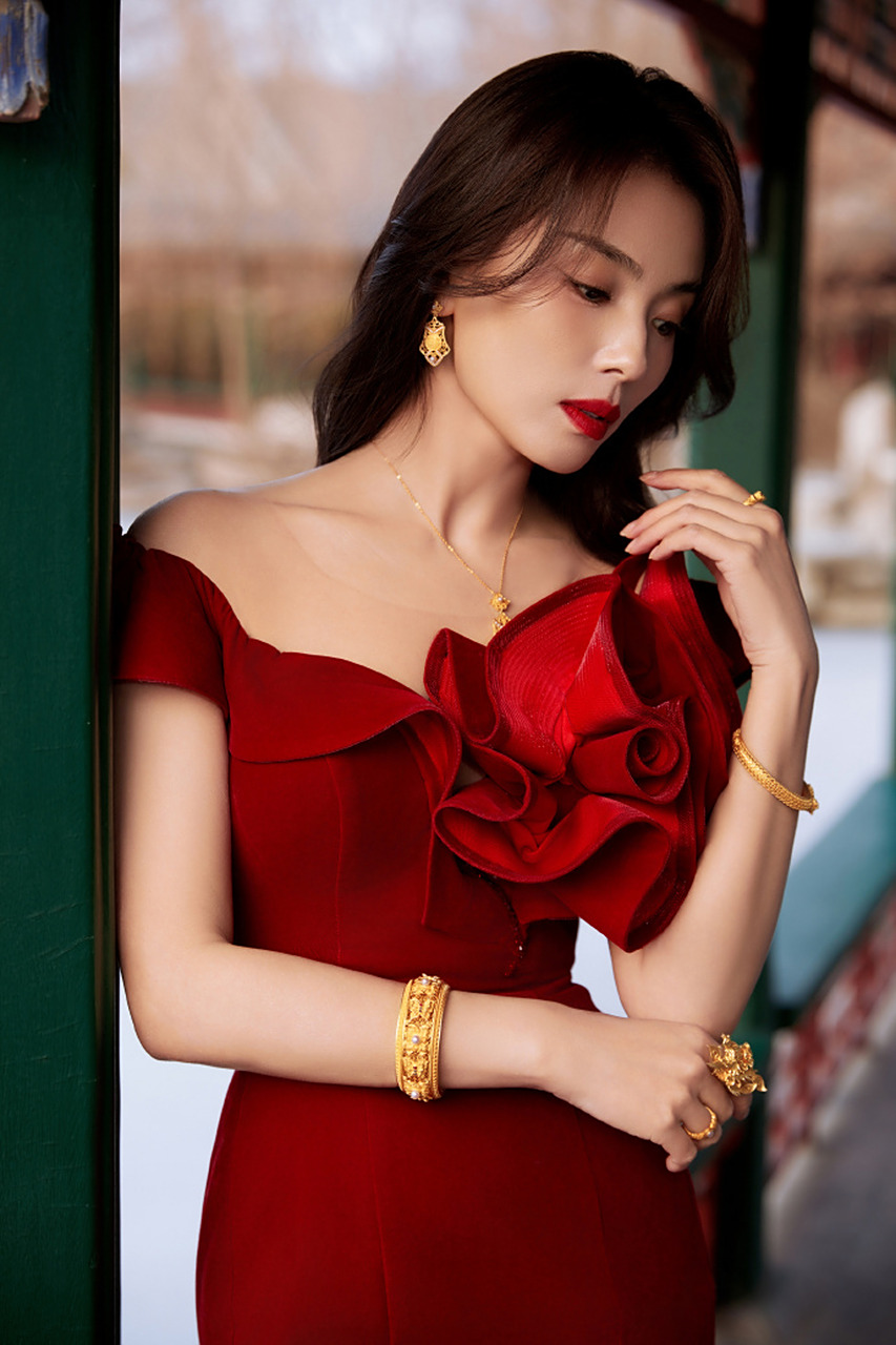 性感女星刘涛穿包臀鱼尾裙,红色吊带露香肩,曲线身材前凸后翘#刘涛