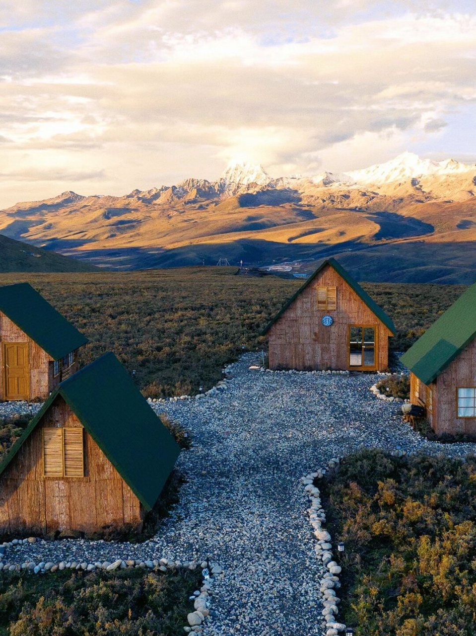 发现了藏在雅拉雪山下的童话小木屋 由于这里海拔高达4000米,强烈