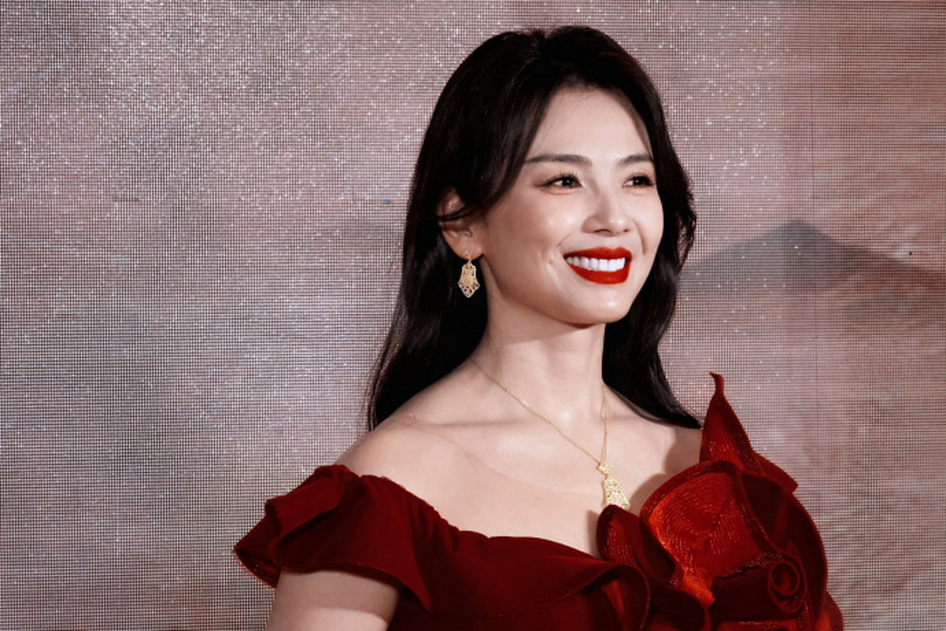 性感女星刘涛穿包臀鱼尾裙,红色吊带露香肩,曲线身材前凸后翘#刘涛