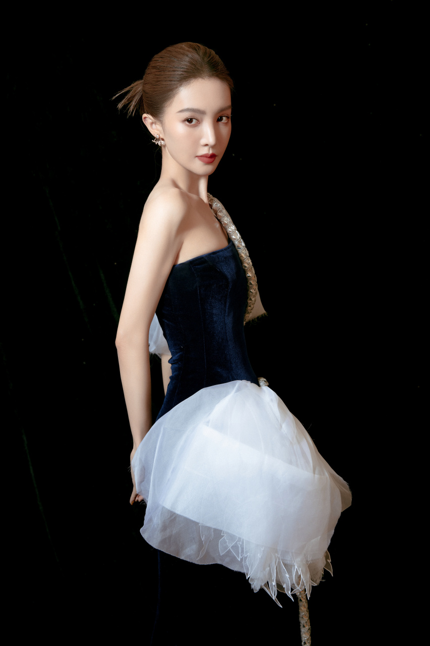 "大喜"金晨[鲜花][鲜花]#气质美女# #性感美女