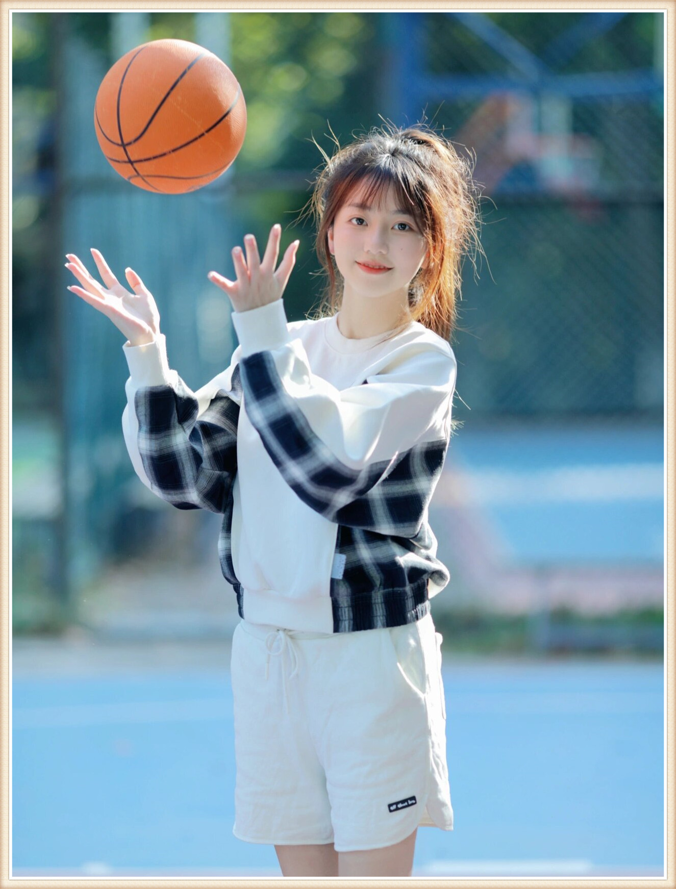 我跟朋友拍了一组篮球写真 其实女生也可以帅帅的打球呀