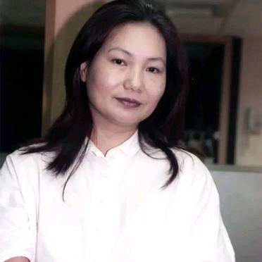 想当年她年轻的时候,绝对是风华绝代,魅力四射.