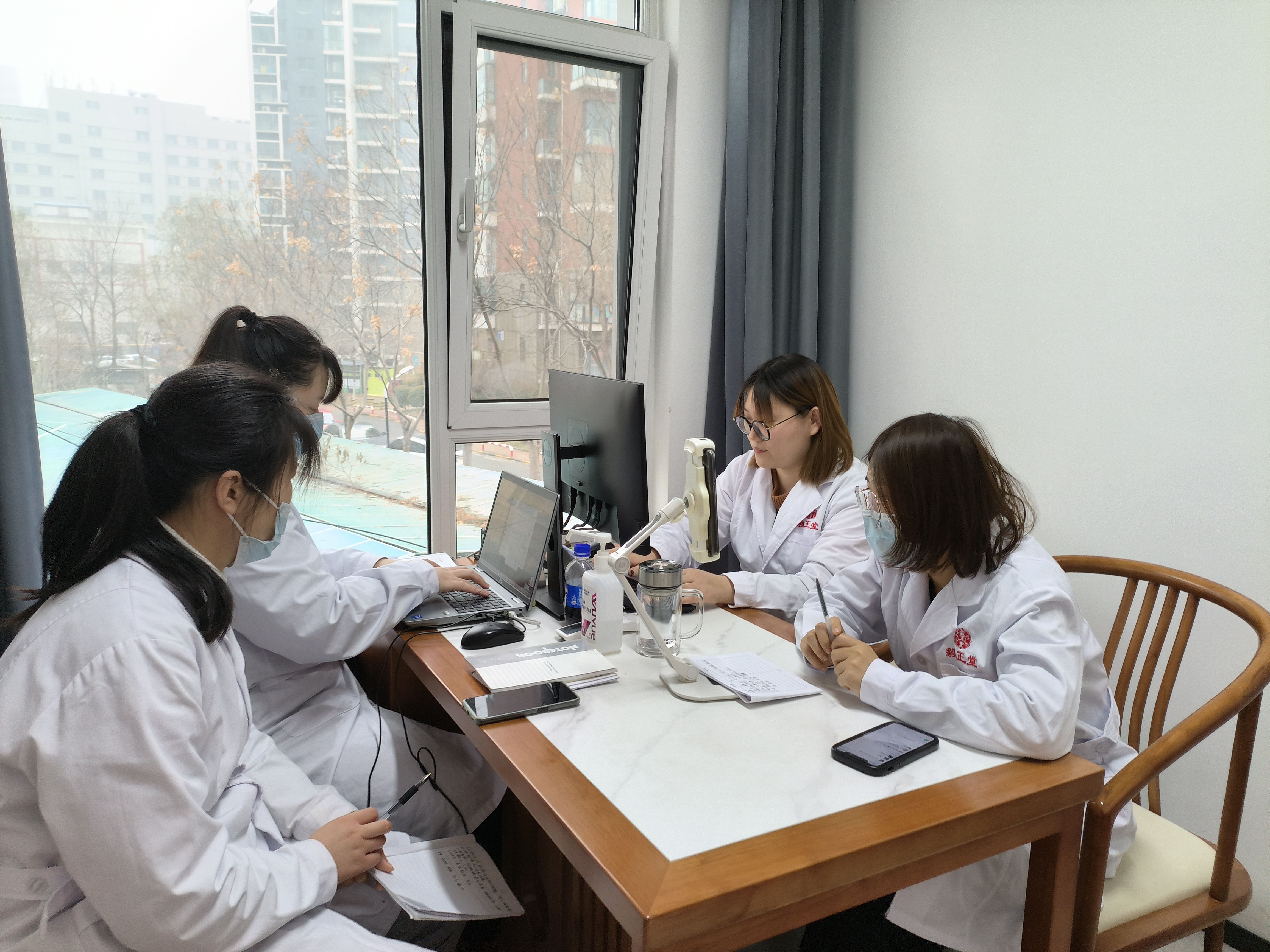 27岁张女士,身高160公分,体重160斤,朋友笑着说她是