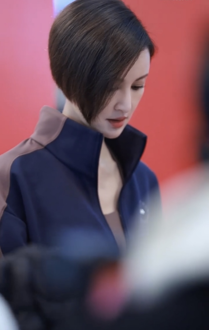 张歆艺面部表情有些僵硬,应该是年龄大了,不自然了吧?