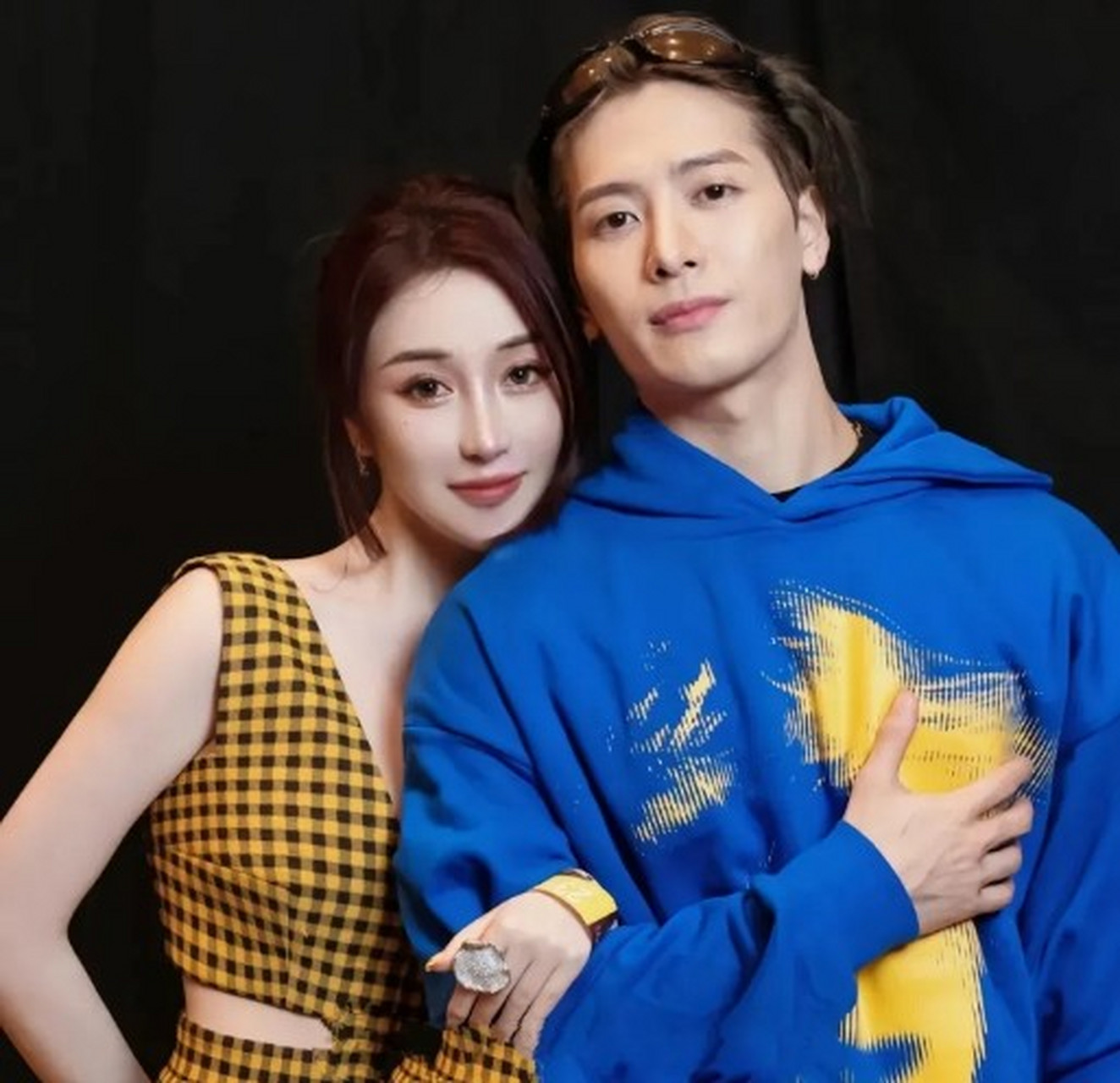 王嘉尔与绯闻女友的牵手照片一经曝光,立刻成为热点话题.