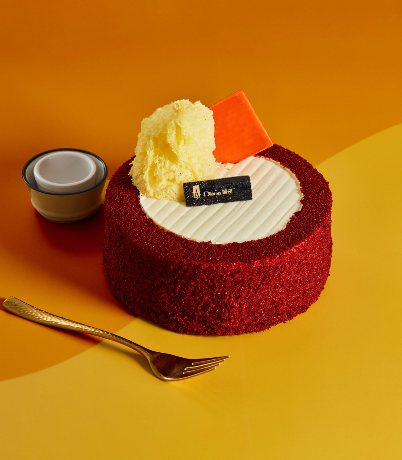 红丝绒蛋糕:乳香浓醇,奶油绵滑,口感紧实,口味深厚