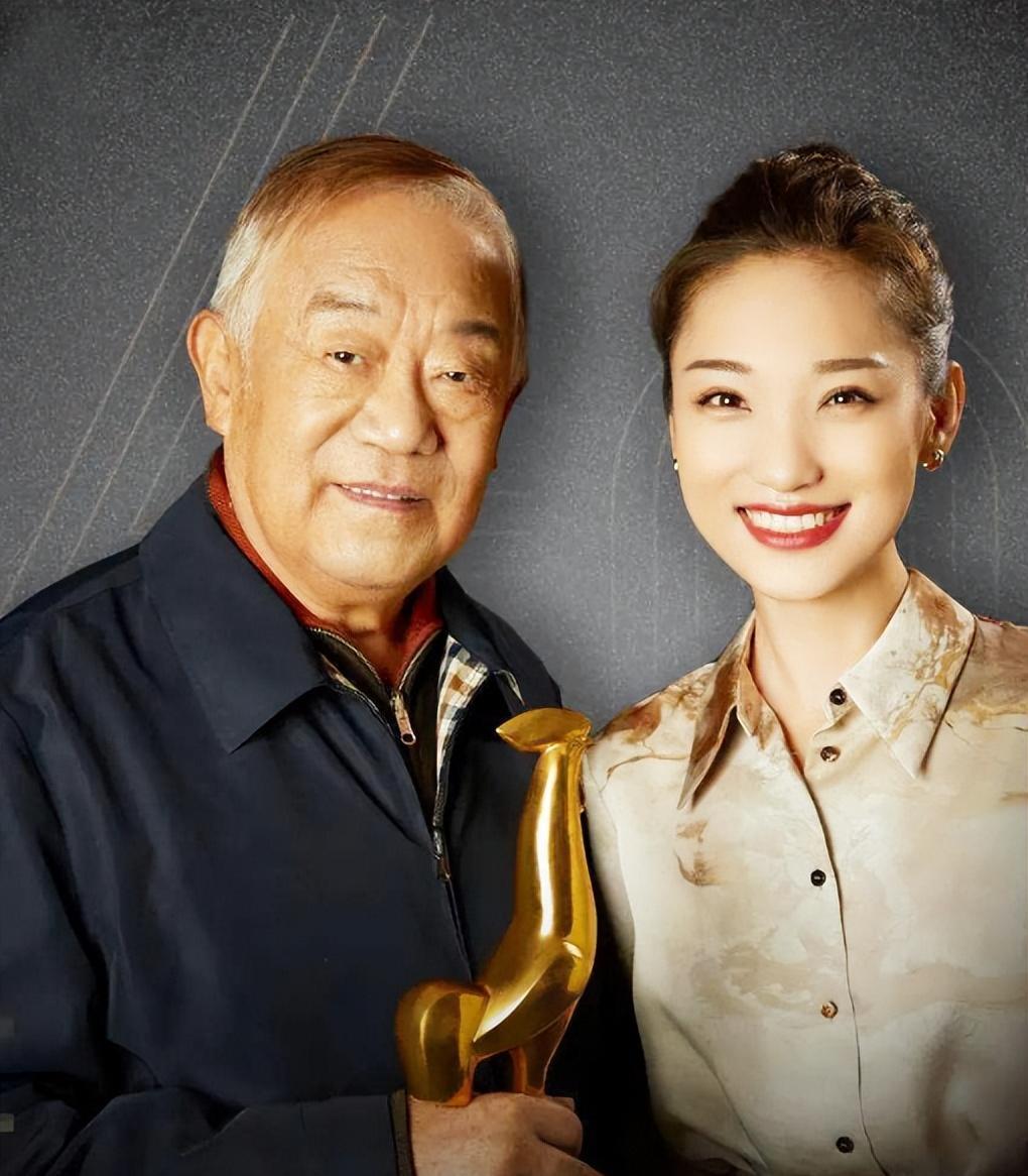 高明:与妻子恩爱63年,退休后给儿子,女儿买房,一家人其乐融融