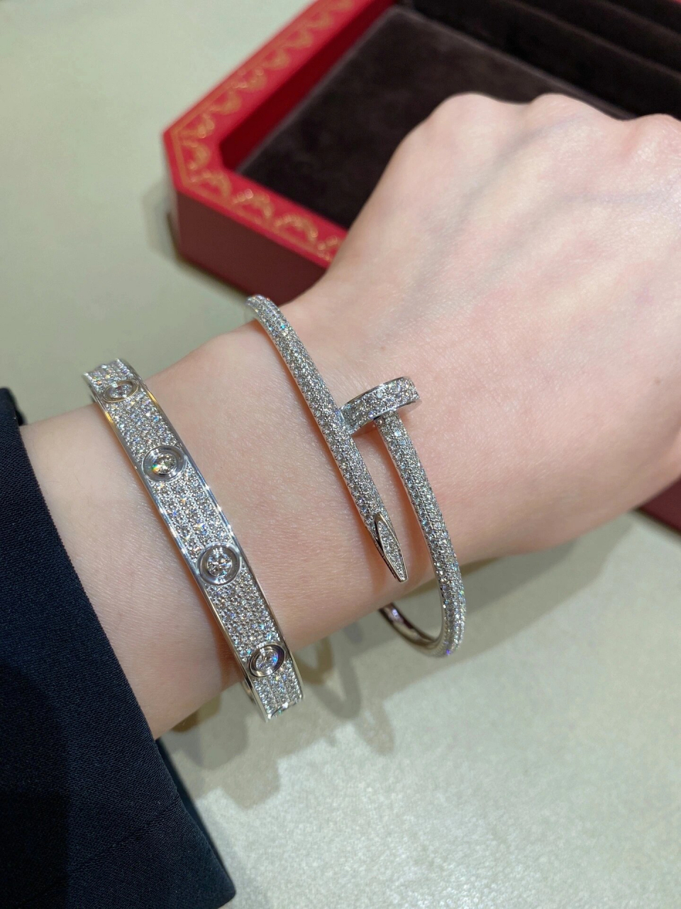 卡地亚满天星经典宽版手镯,哪个颜色更好呢? 没有女生可以拒绝吧