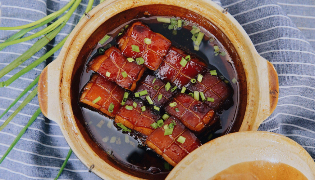 揭秘东坡肉传奇:一块肉如何风靡大江南北?