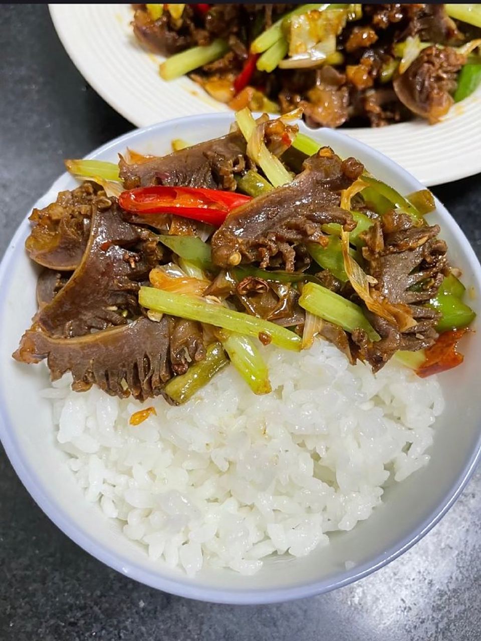 湘菜的酸辣鸡杂以酸辣口味为特色,鸡杂搭配了湖南特色的辣椒和特殊的