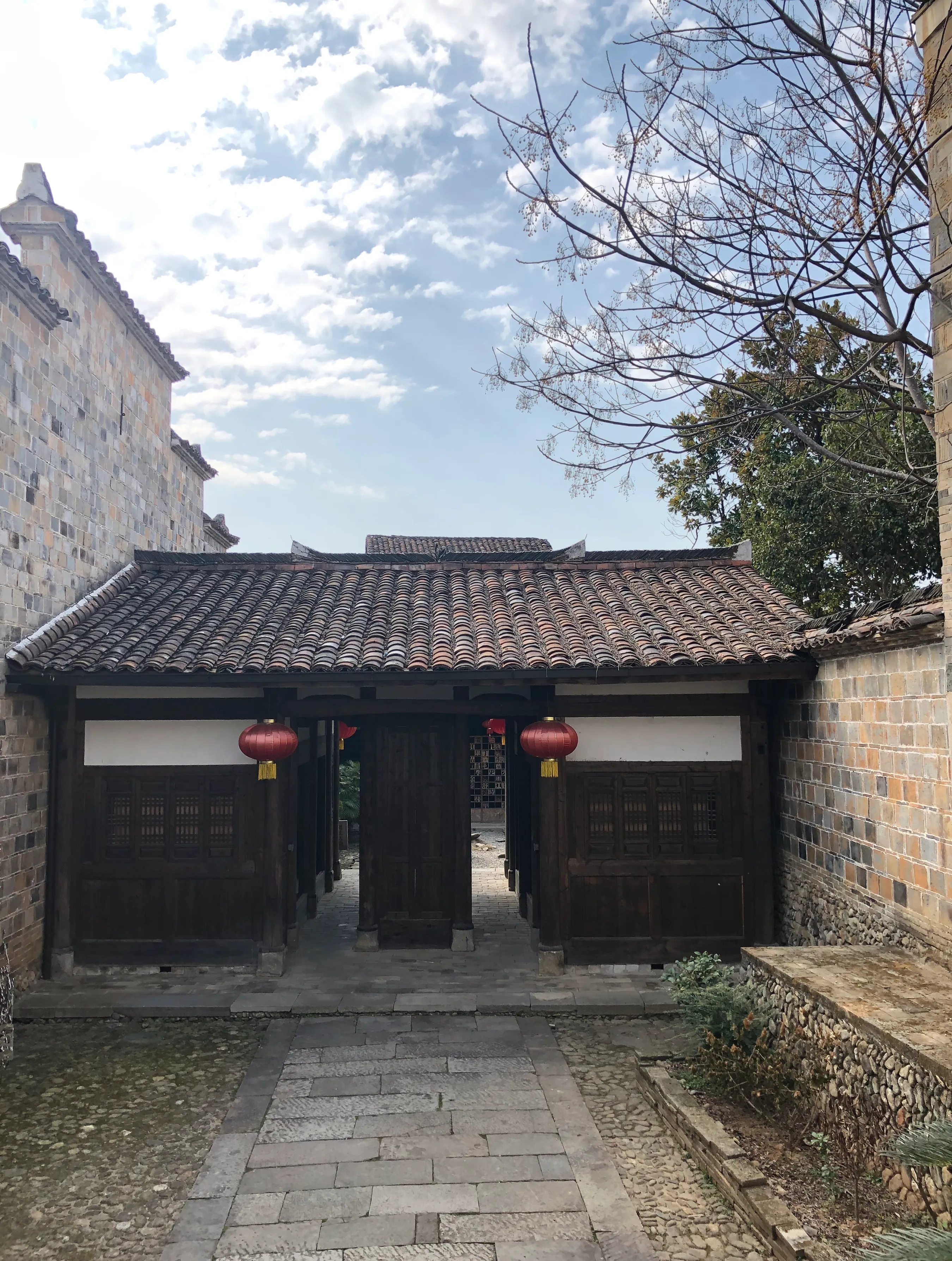 不仅有免费的饭菜,还有水果饮料,主要林修梅的故居进贤县民国时期房屋