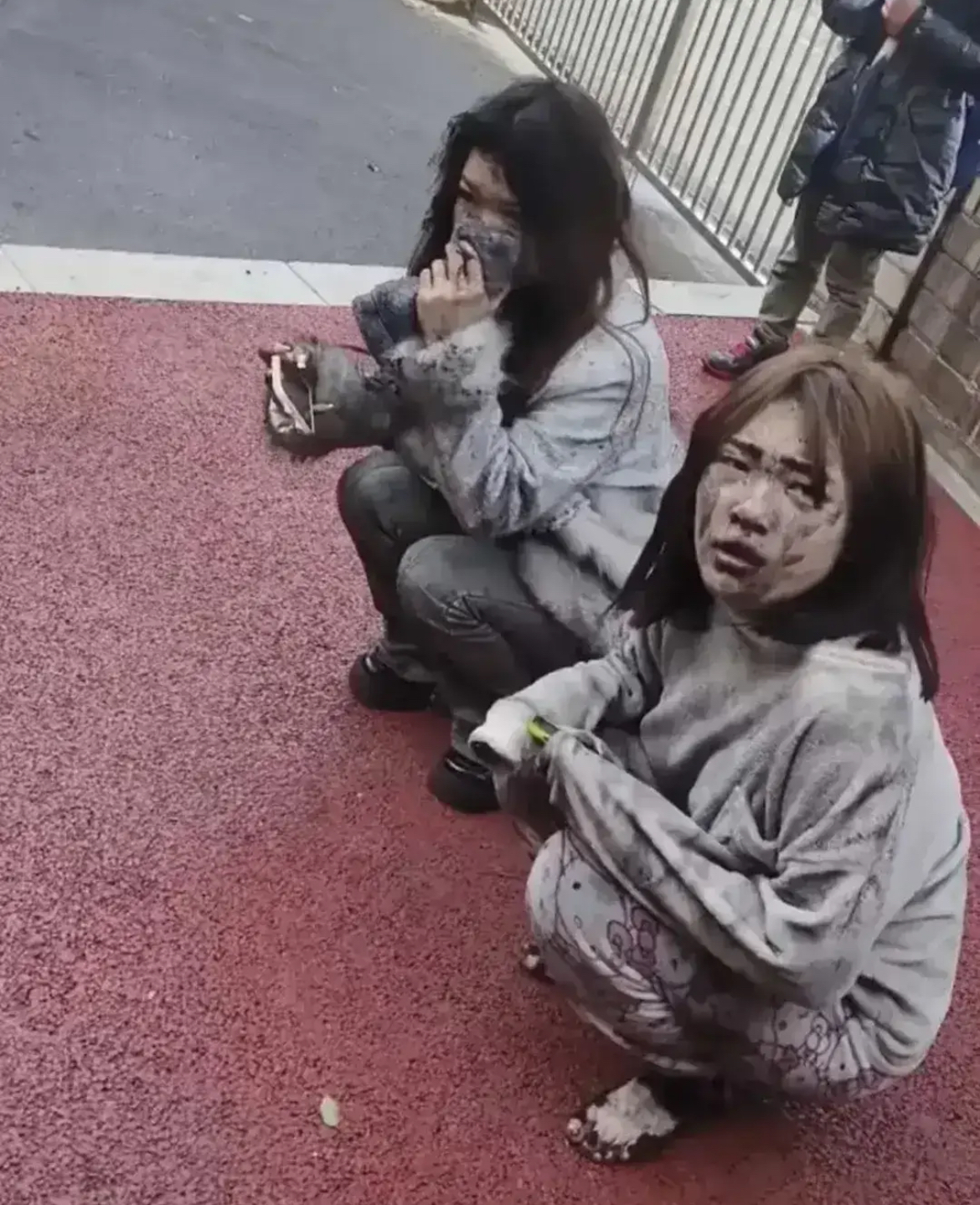 一个光着脚,满目惊恐;一个好像在照镜子,想看看自己到底有多狼狈.