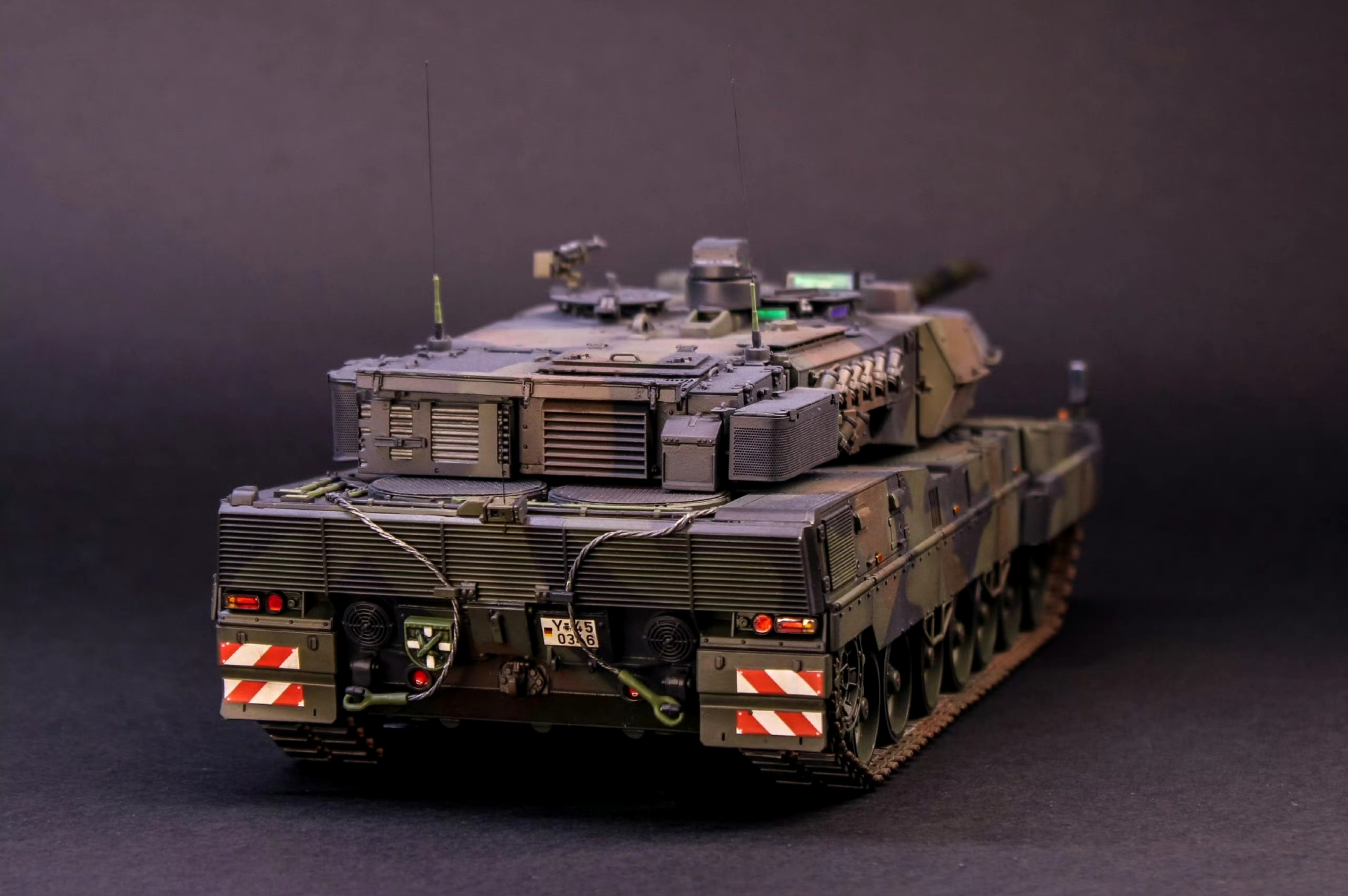 军模欣赏:meng 1/35 德国国防军 豹2a7主战坦克,采用了北约标准迷彩