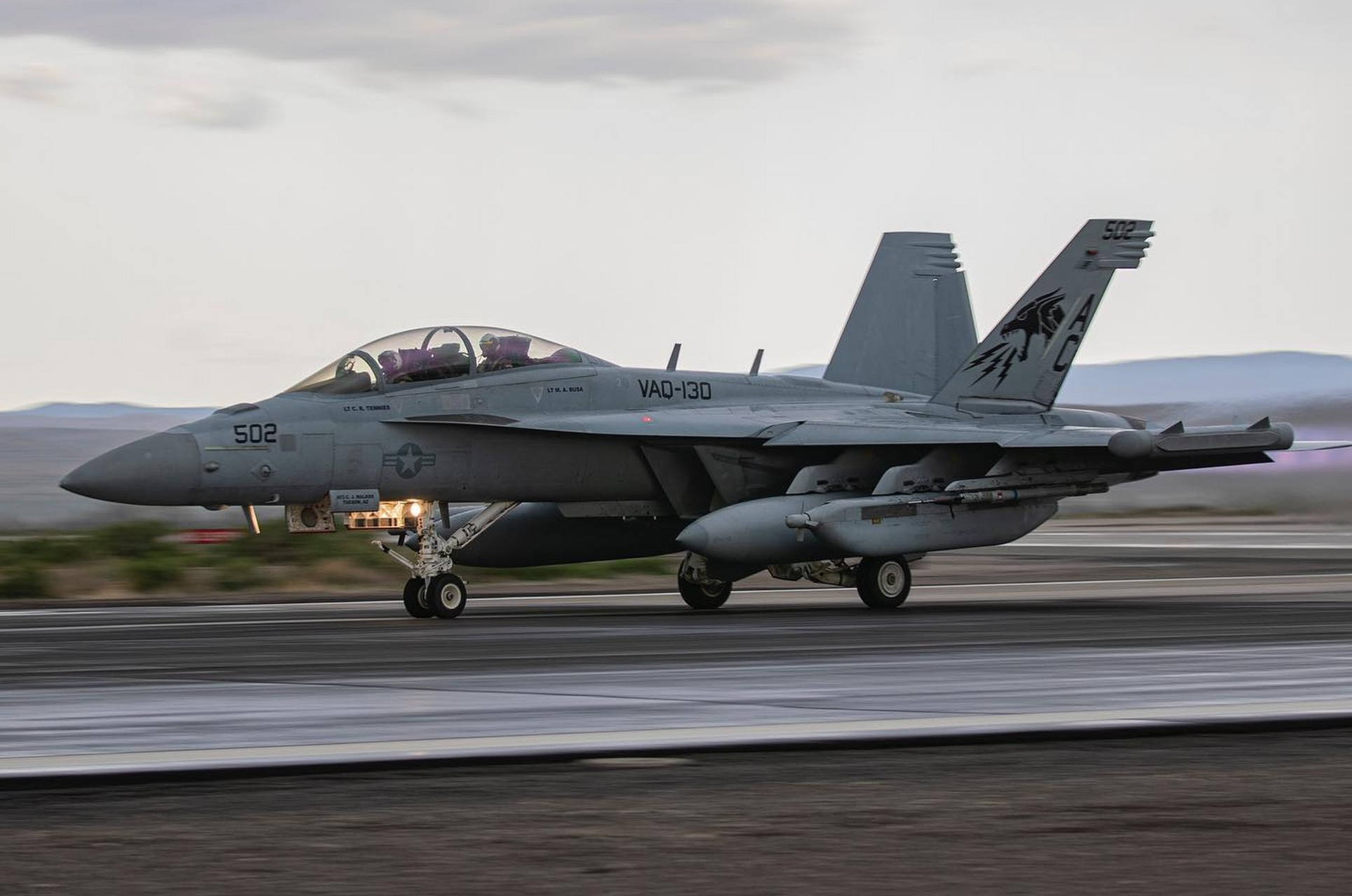 战机欣赏:美国海军ea-18g咆哮者电子战飞机,该机是美国舰队电子战的