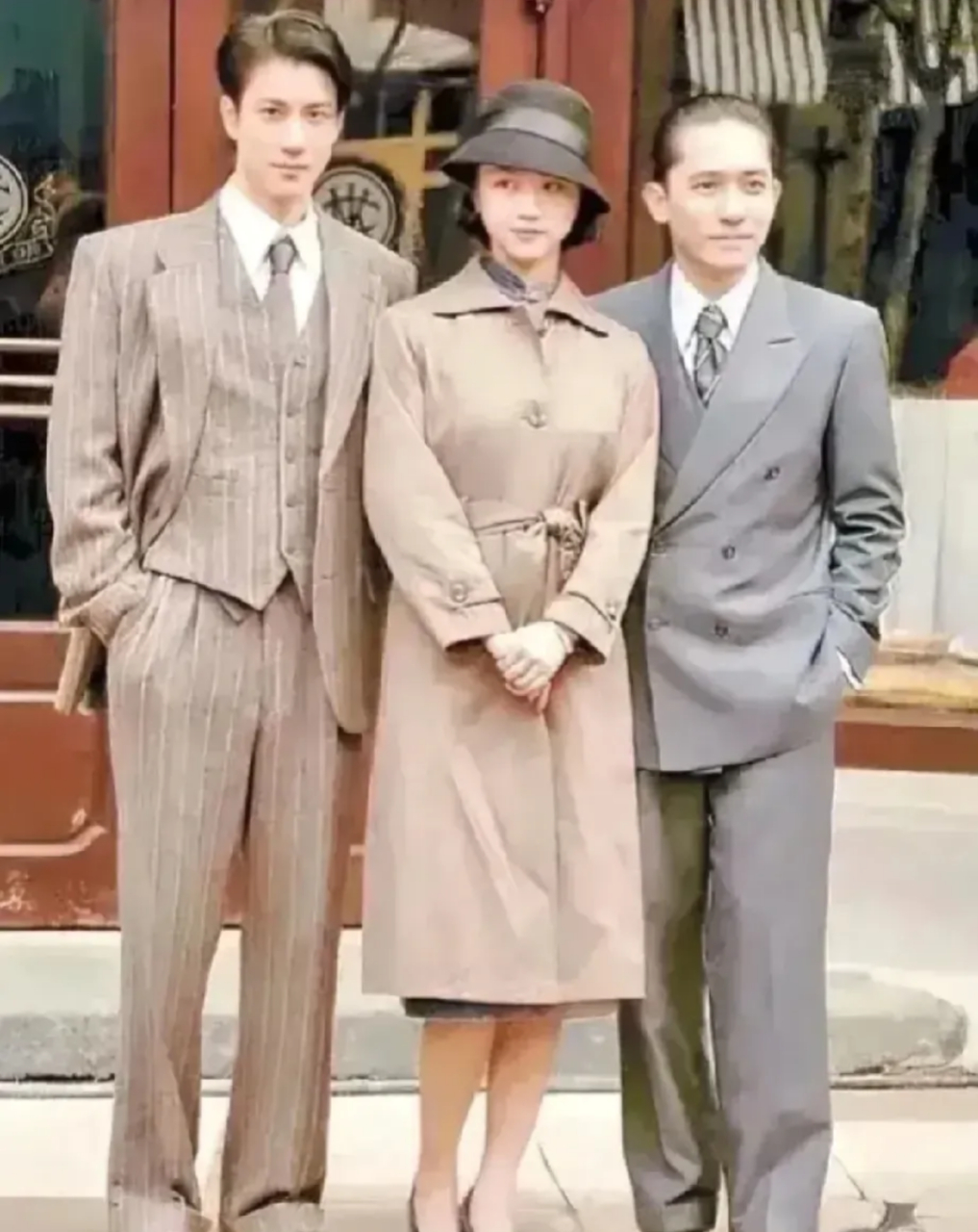 汤唯为了照顾梁朝伟的身高却是屈膝站着拍照我很敬佩她,这个估计旁边