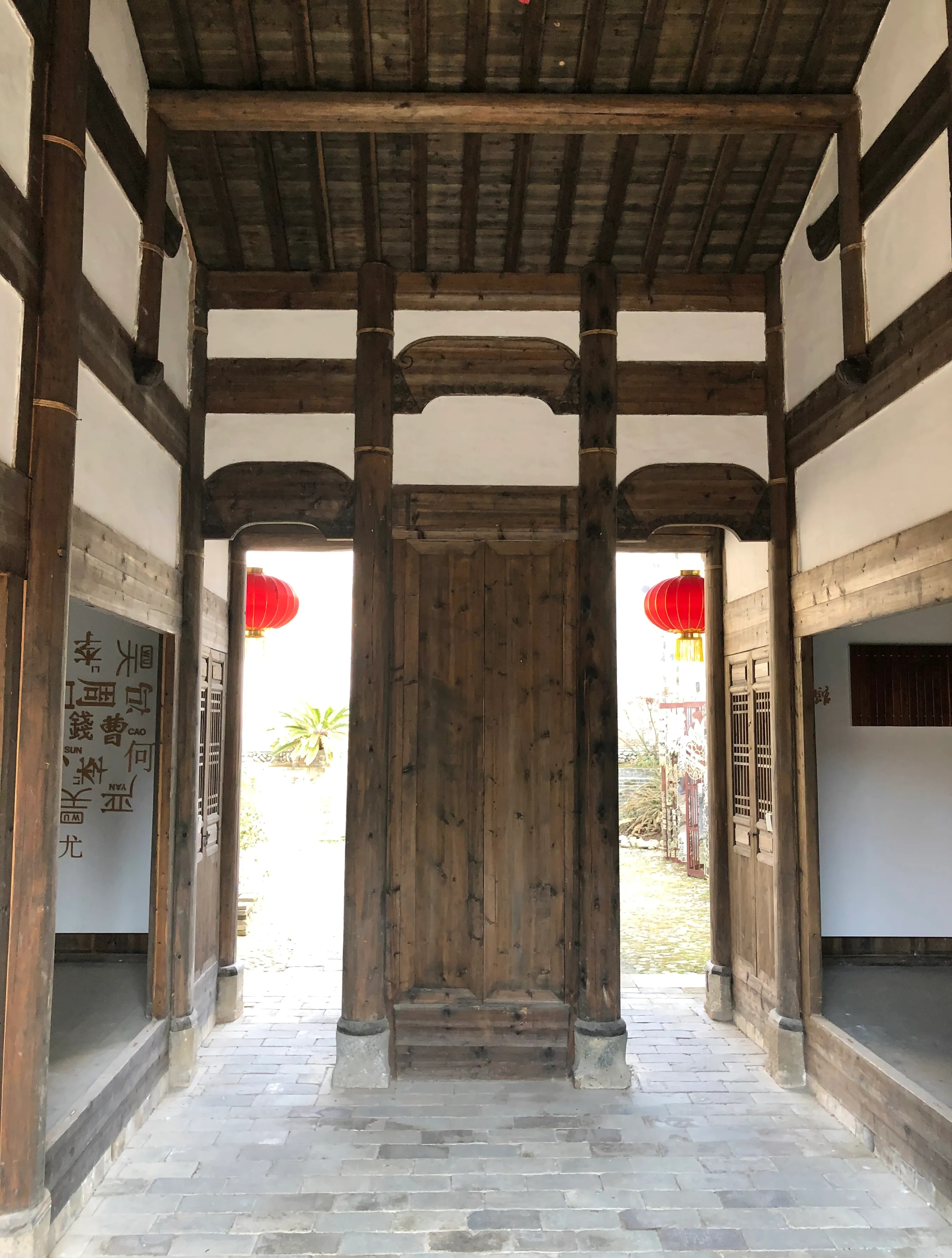 全家三口不买新衣服,平常穿啥,过年还穿啥,不