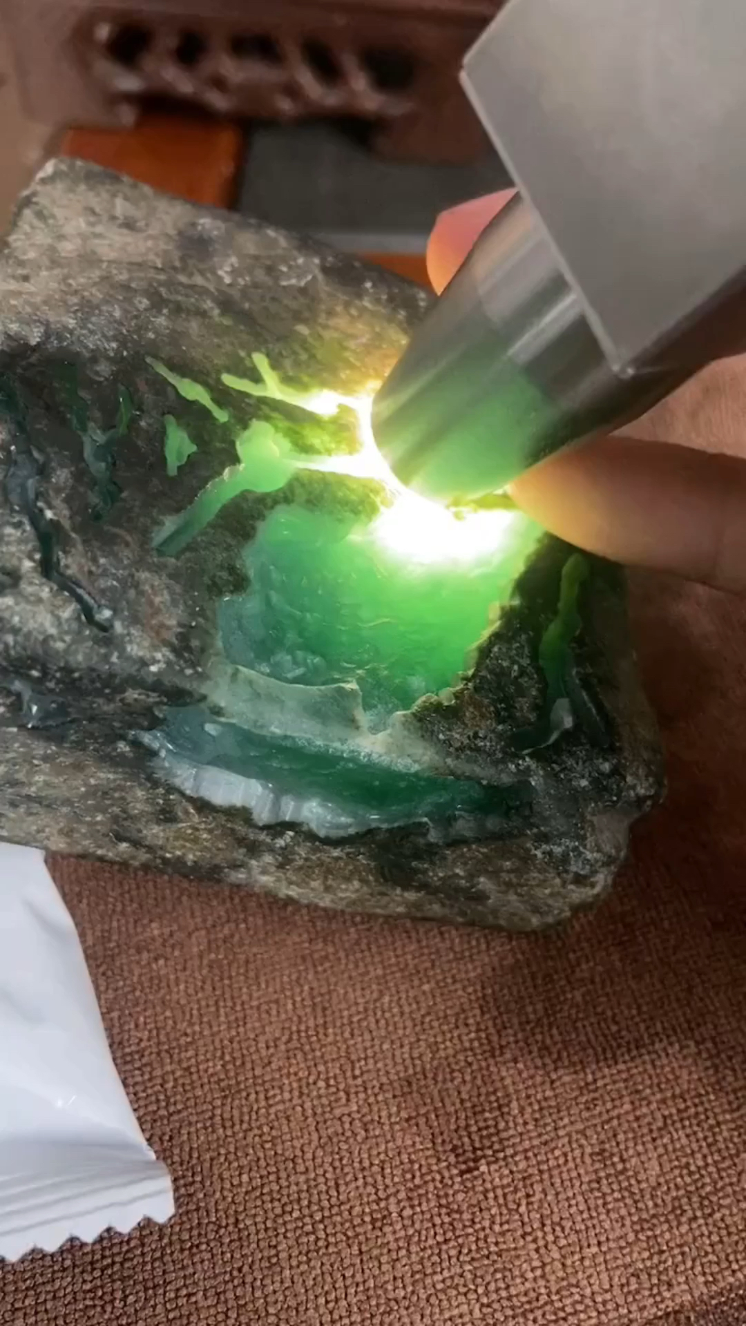 开到晴底的翡翠原石,虽然很累,直播间大哥很高兴!