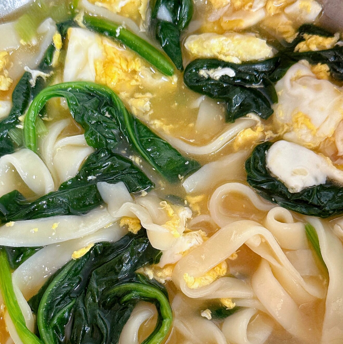 太好吃了 食材:菠菜,鸡蛋,面条 1热锅烧油,下入两个鸡蛋炒散,然后倒入