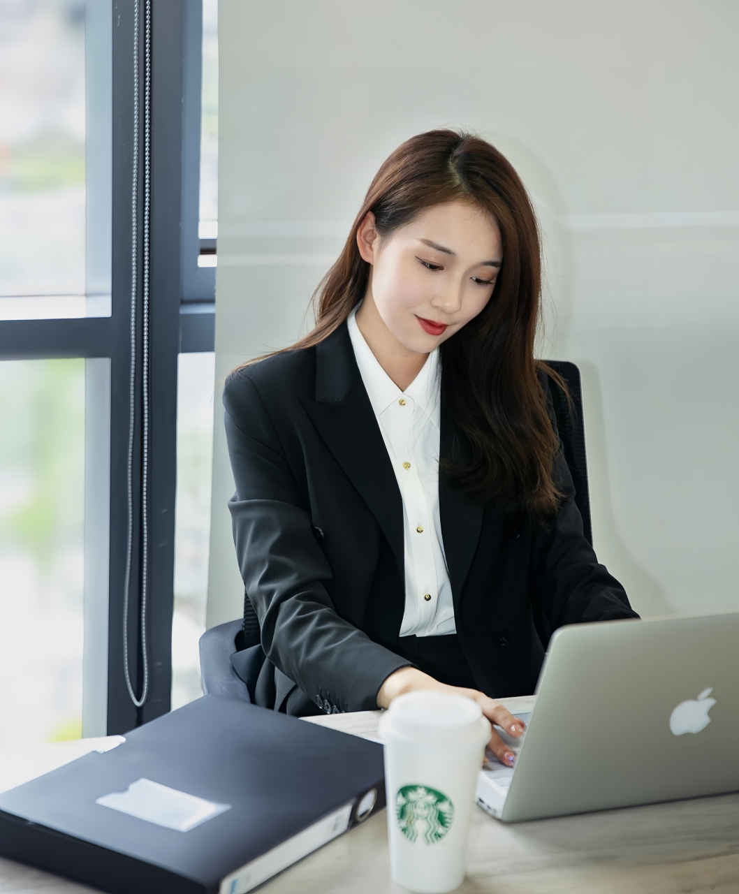 坐在写字楼办公室的白领,和站在烈日下田埂里辛苦#热点引擎计划# #逗