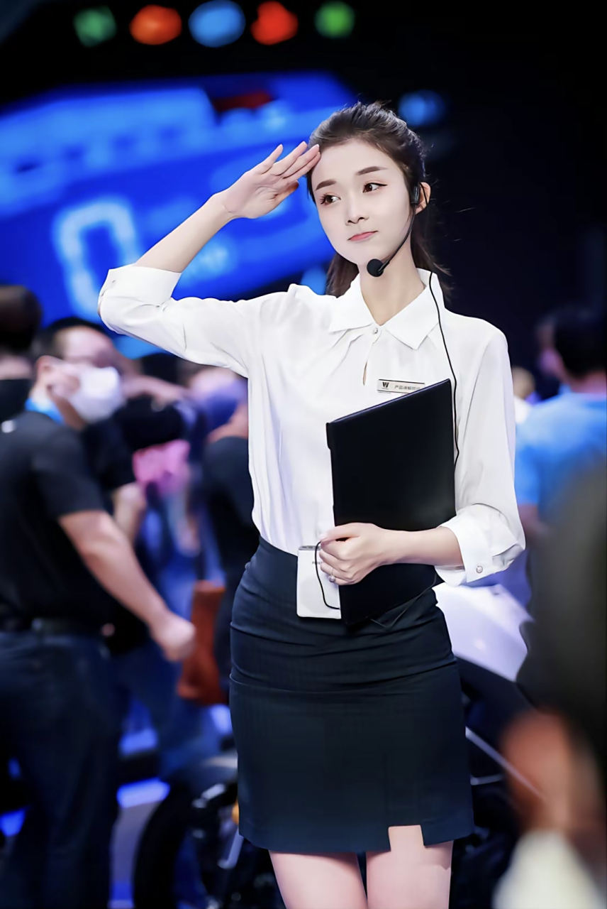 网红美女车模  李凉凉 李凉凉原名李玲,身高 180cm,体重55kg,1994年