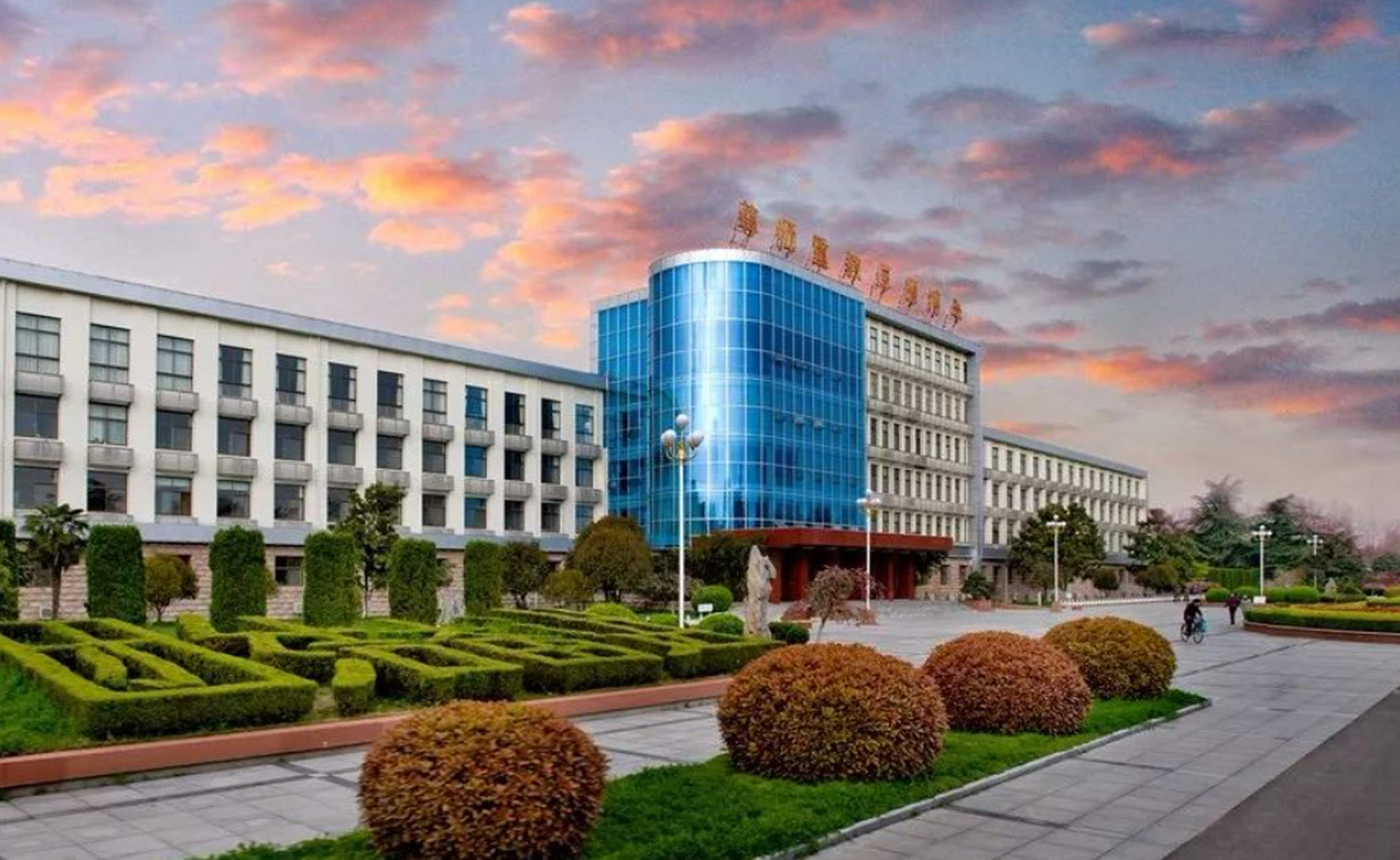 陆军军事交通学院是性价比超高的军校,录取分数相对较低,毕业包分配