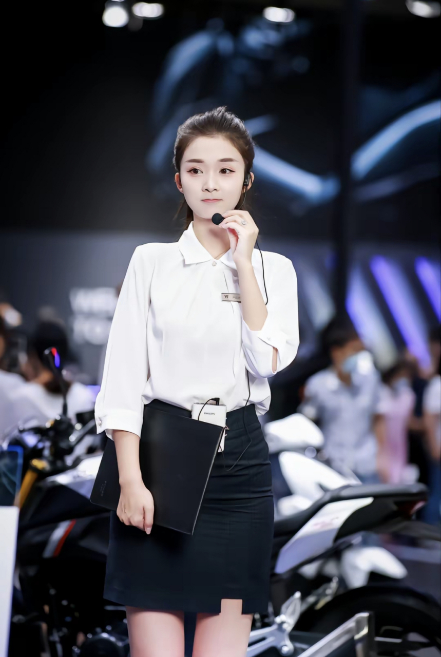 网红美女车模  李凉凉 李凉凉原名李玲,身高 180cm,体重55kg,1994年