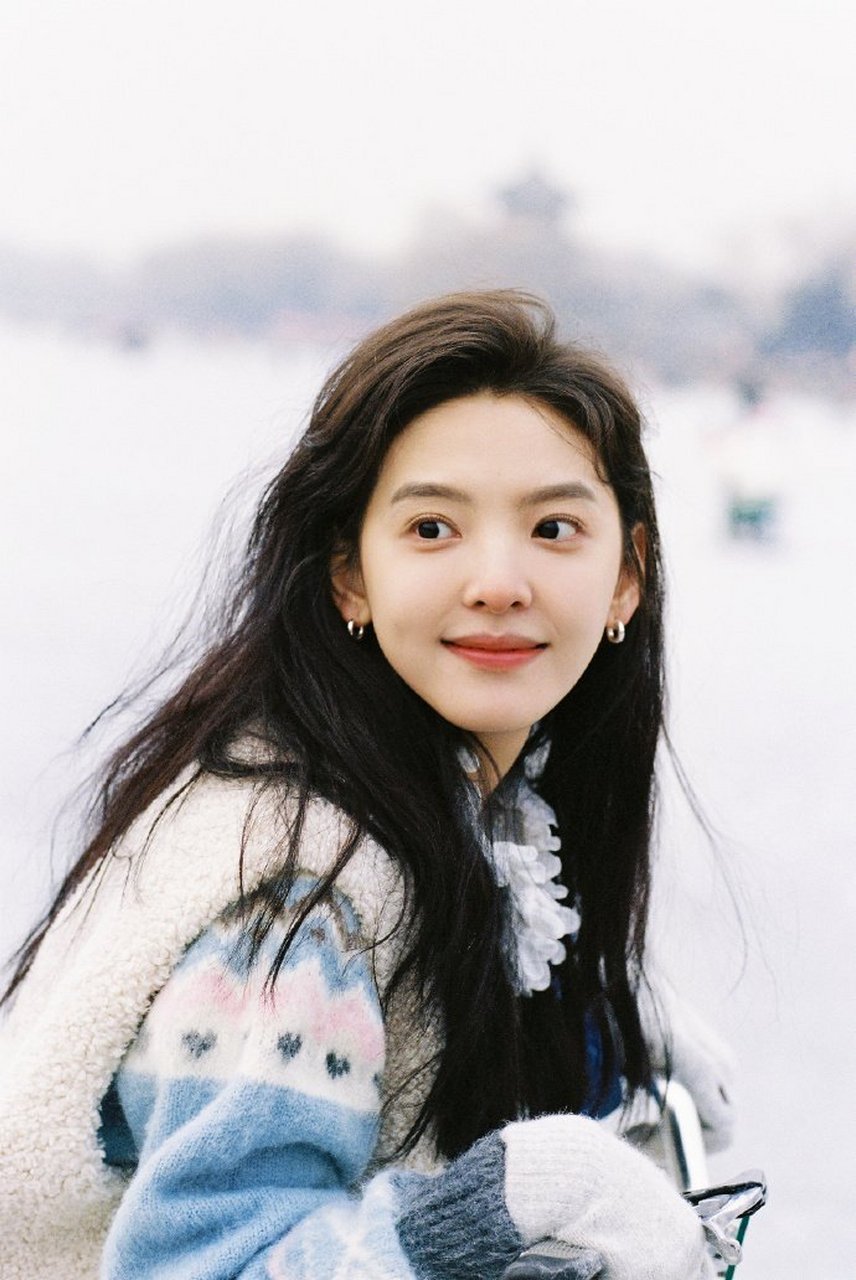 章若楠的初恋脸让人心动不已,她的清纯,甜美和自然的气质都让人难以